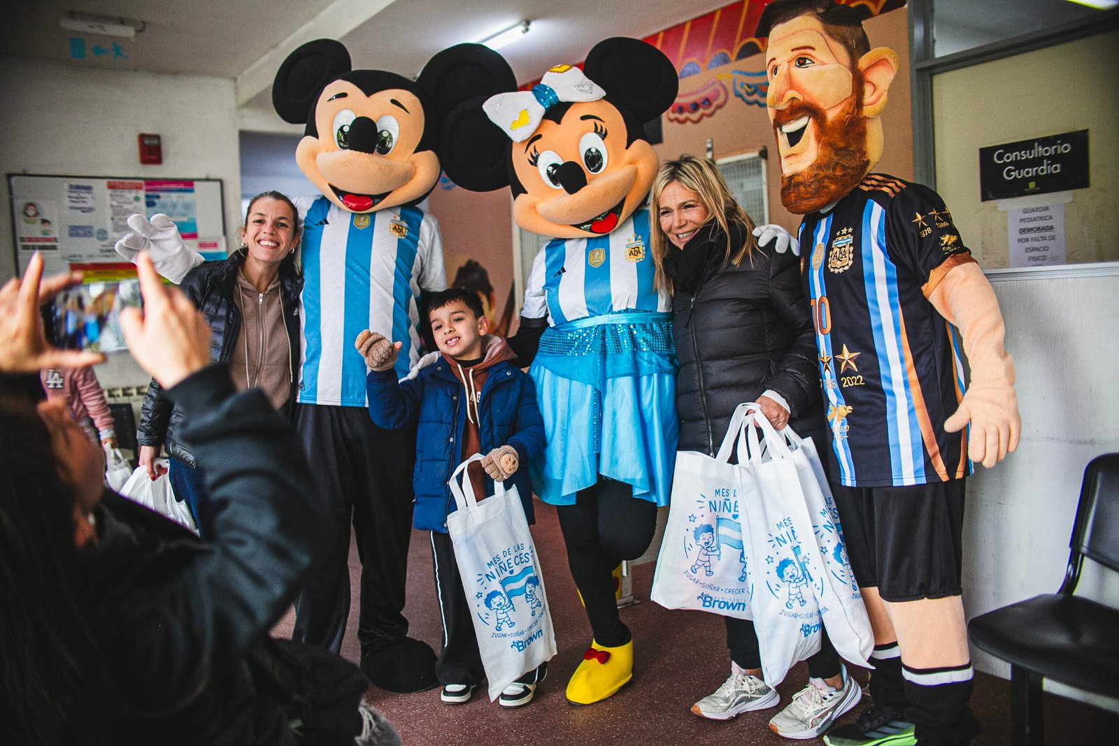 Almirante Brown entrega regalos a niños en hospitales Oñativia y Meléndez 2 Almirante Brown entrega regalos a niños en hospitales Oñativia y Meléndez