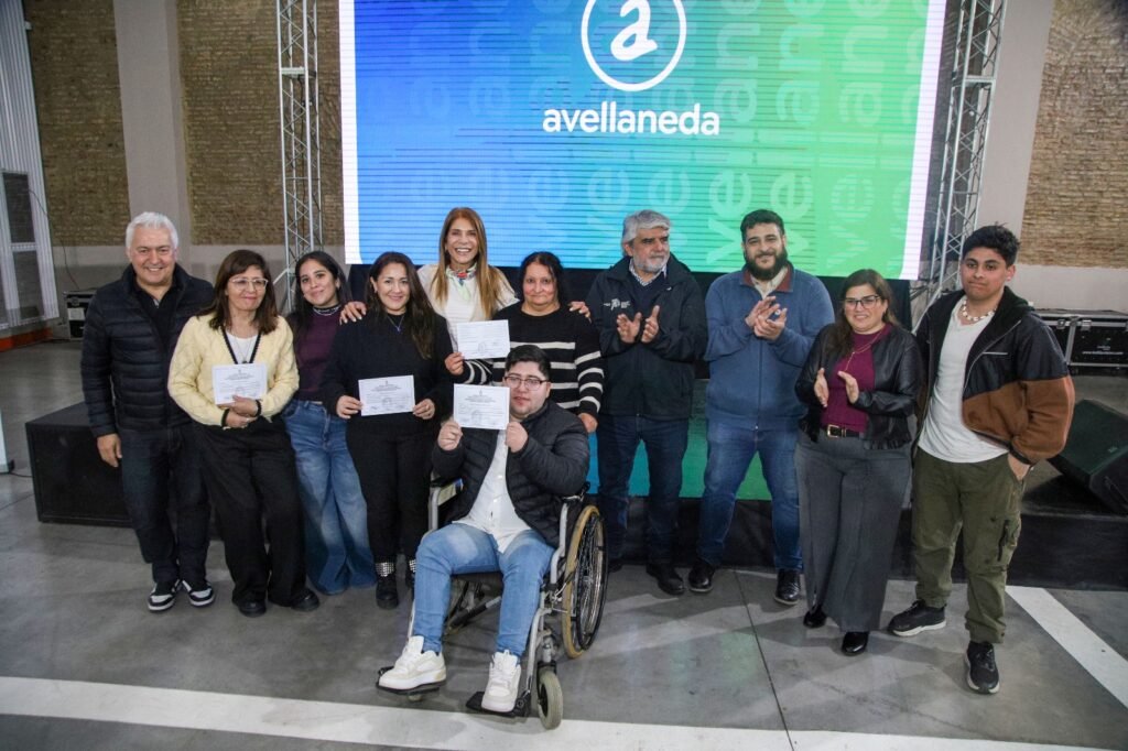 115 vecinos recibieron certificados de formación laboral en Avellaneda 3 115 vecinos recibieron certificados de formación laboral en Avellaneda
