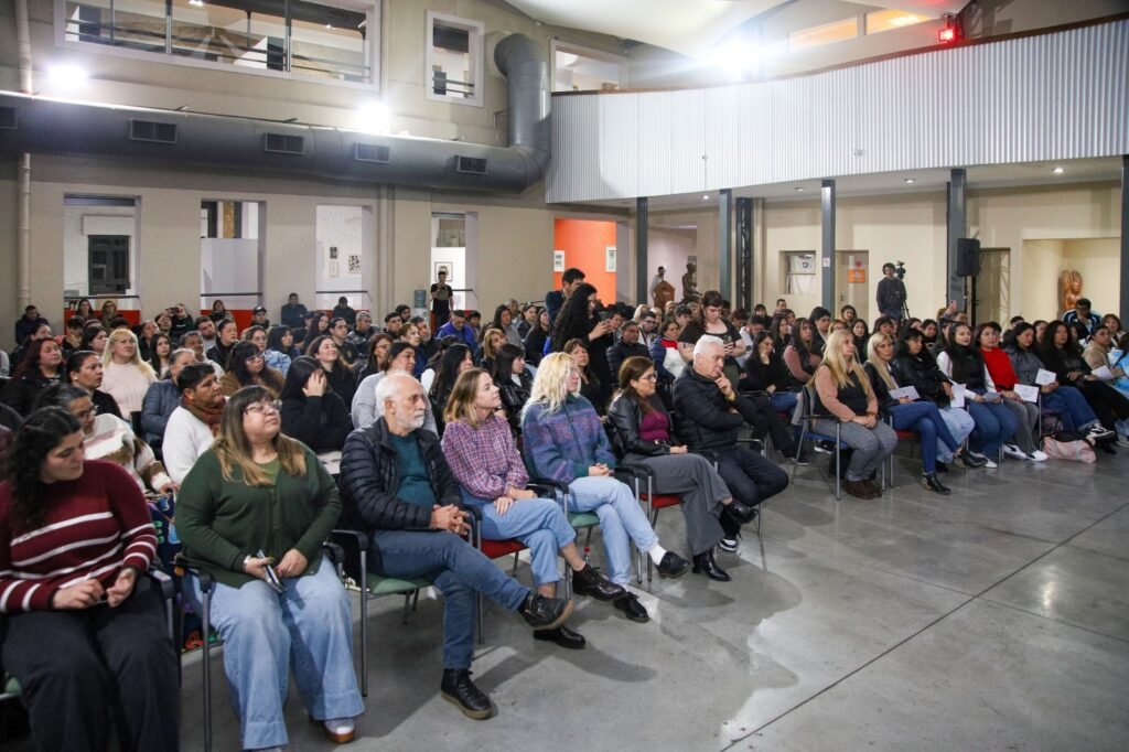 115 vecinos recibieron certificados de formación laboral en Avellaneda 6 115 vecinos recibieron certificados de formación laboral en Avellaneda