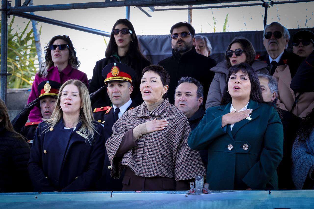 Mayra y Eva Mieri en el desfile por el 66° aniversario de Bernal 2 desfile bernal