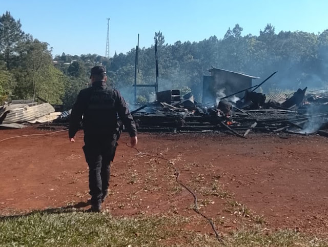 Incendio destruye vivienda en Dos de Mayo 2 Incendio destruye vivienda en Dos de Mayo