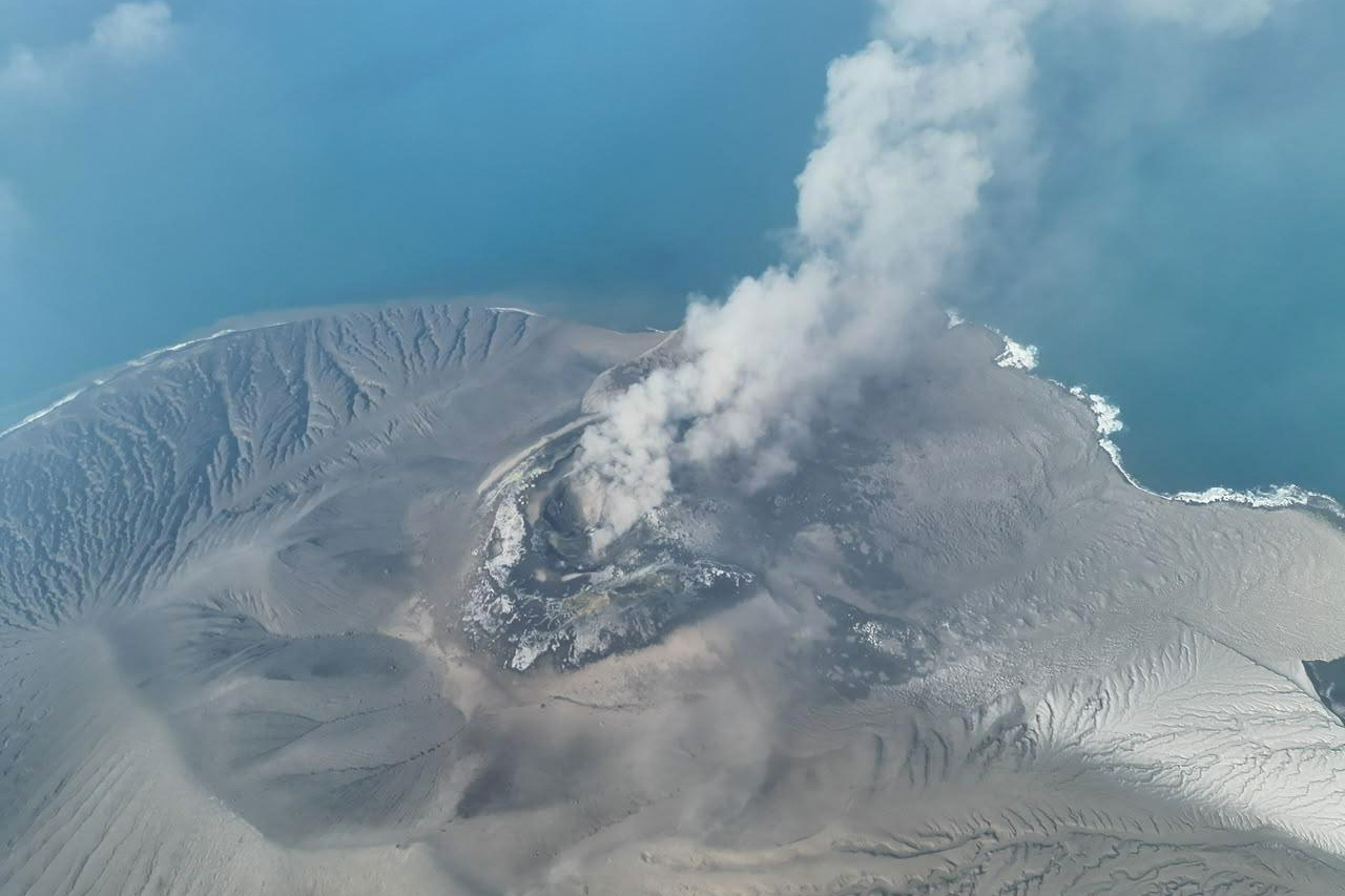 Erupción de Anak Krakatoa cierra aeropuerto de Yakarta 2 Vista aérea del volcán Anak Krakatoa tras la erupción, conunagran columna de humo.