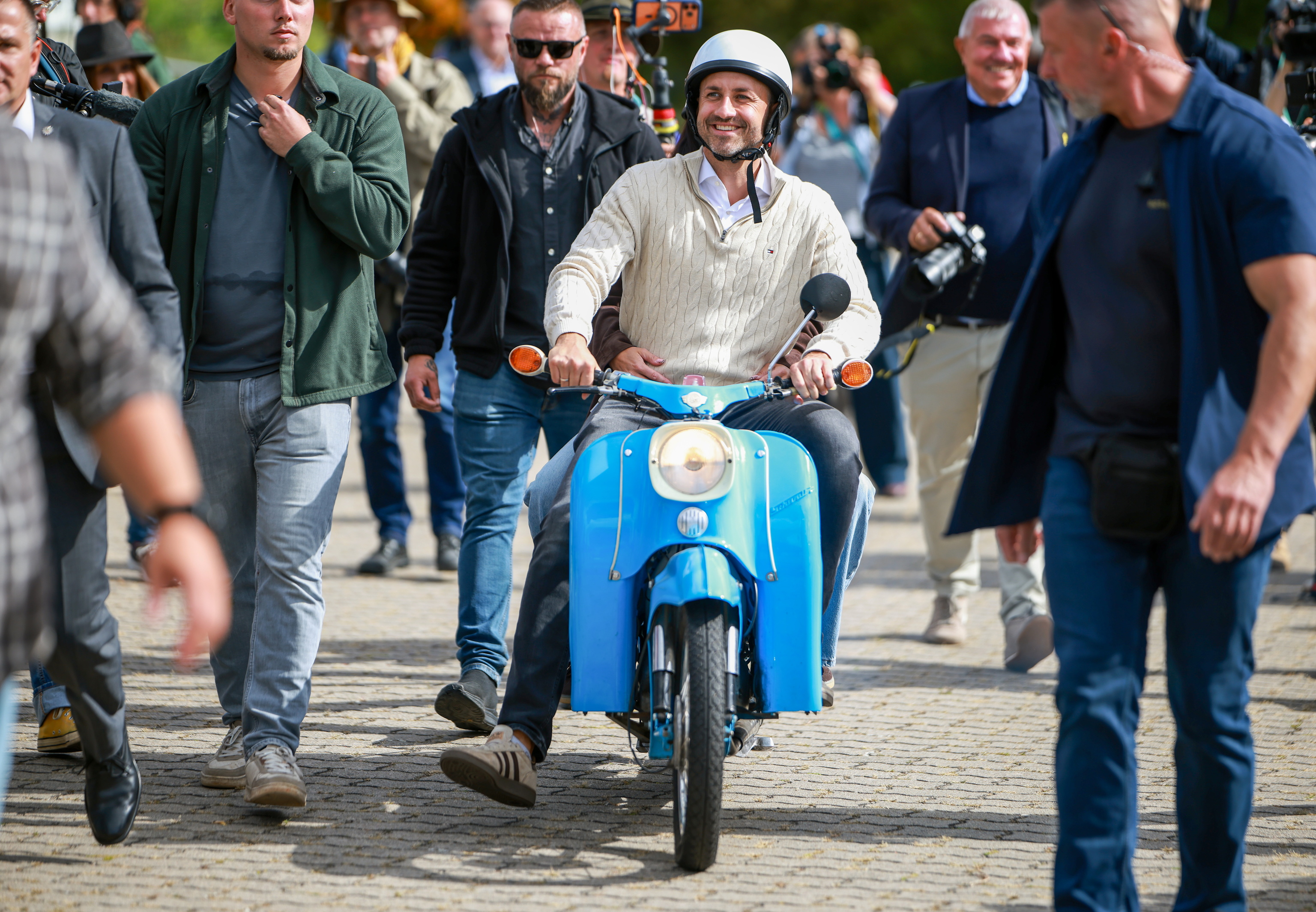 AfD obtiene 44% en Sajonia-Anhalt y roza la mayoría absoluta según proyecciones 3 El candidato principal del partido de extrema derecha Alternativa para Alemania (AfD) en Sajonia-Anhalt, Ulrich Siegmund, se marcha en una pequeña motocicleta Simson Schwalbe tras votar en un colegio electoral de Tangermünde