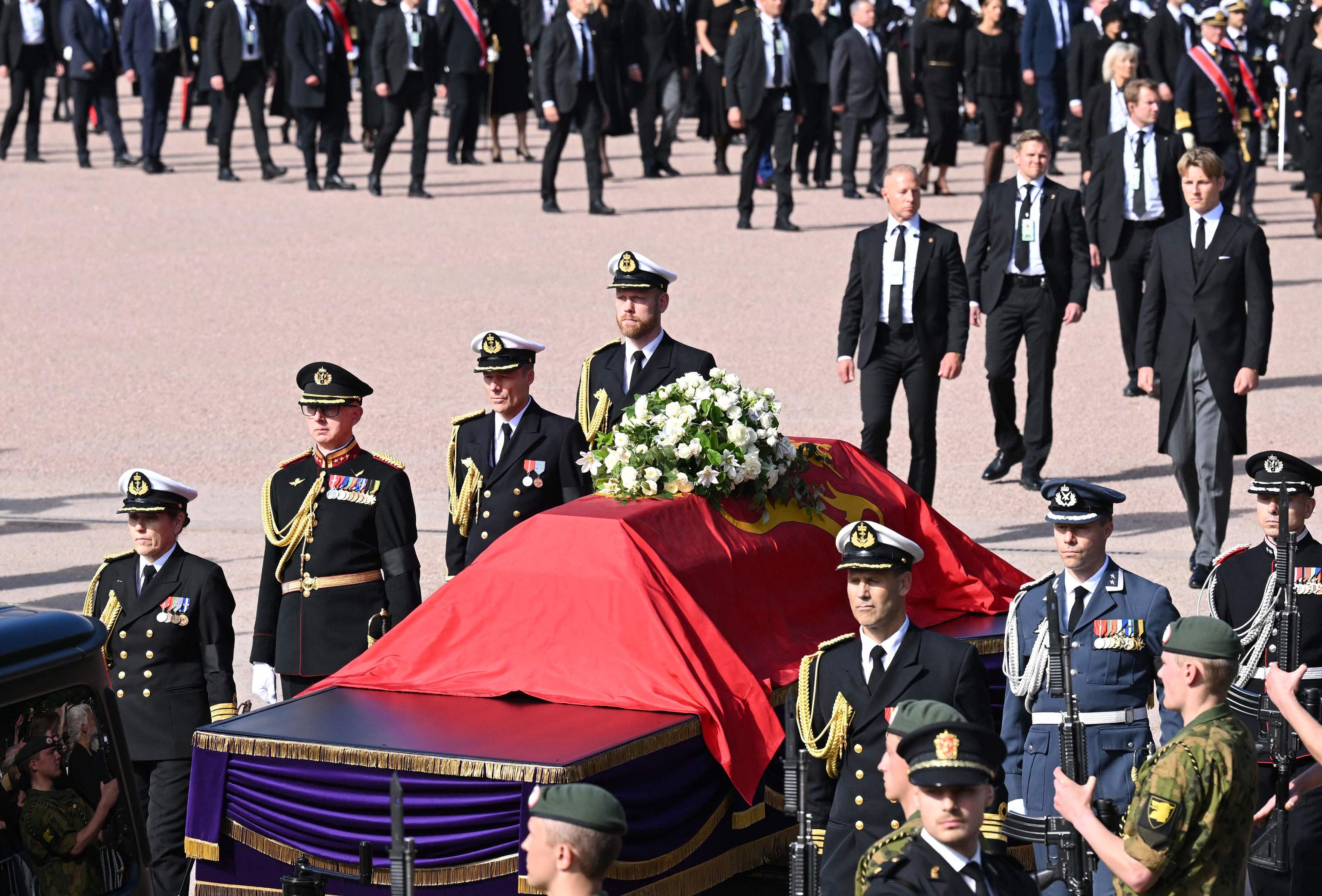 Felipe VI y Letizia en el cortejo fúnebre de Harald V de Noruega 2 El féretro del fallecido rey Harald V de Noruega sale del Palacio Real en una comitiva fúnebre rumbo a la catedral de Oslo.