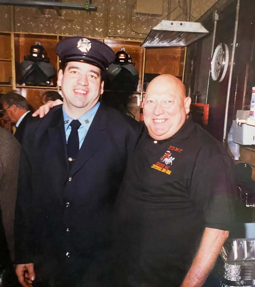 Generación marcada por el 11-S y el temor a eventos públicos 5 Michael D'Angelo con su padre en 1996.
