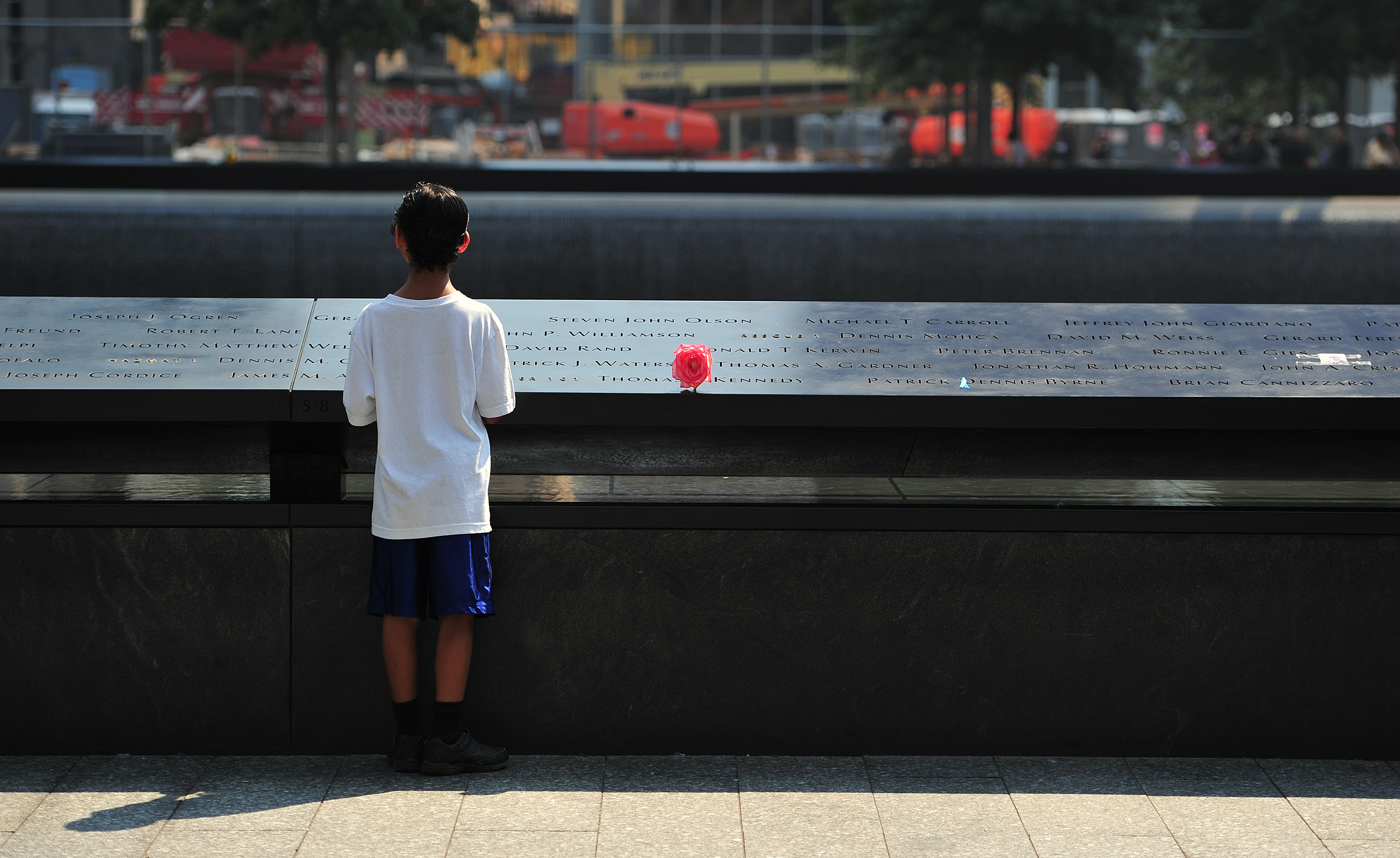 Generación marcada por el 11-S y el temor a eventos públicos 2 Un niño observa los nombres grabados en el estanque sur del Monumento del 11 de Septiembre.
