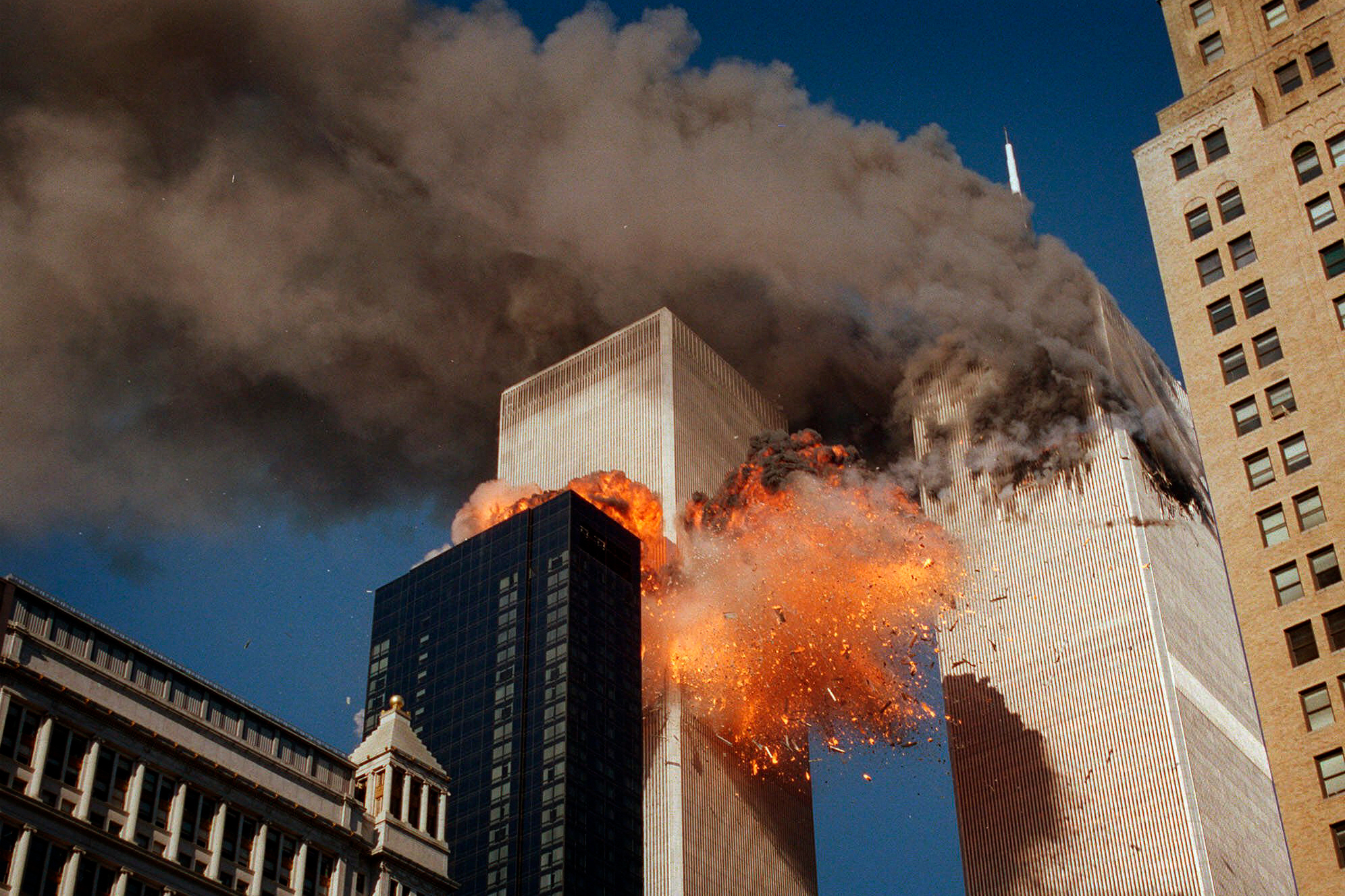 Generación marcada por el 11-S y el temor a eventos públicos 3 El humo se eleva desde una de las torres atacadas el 11 de septiembre de 2001.