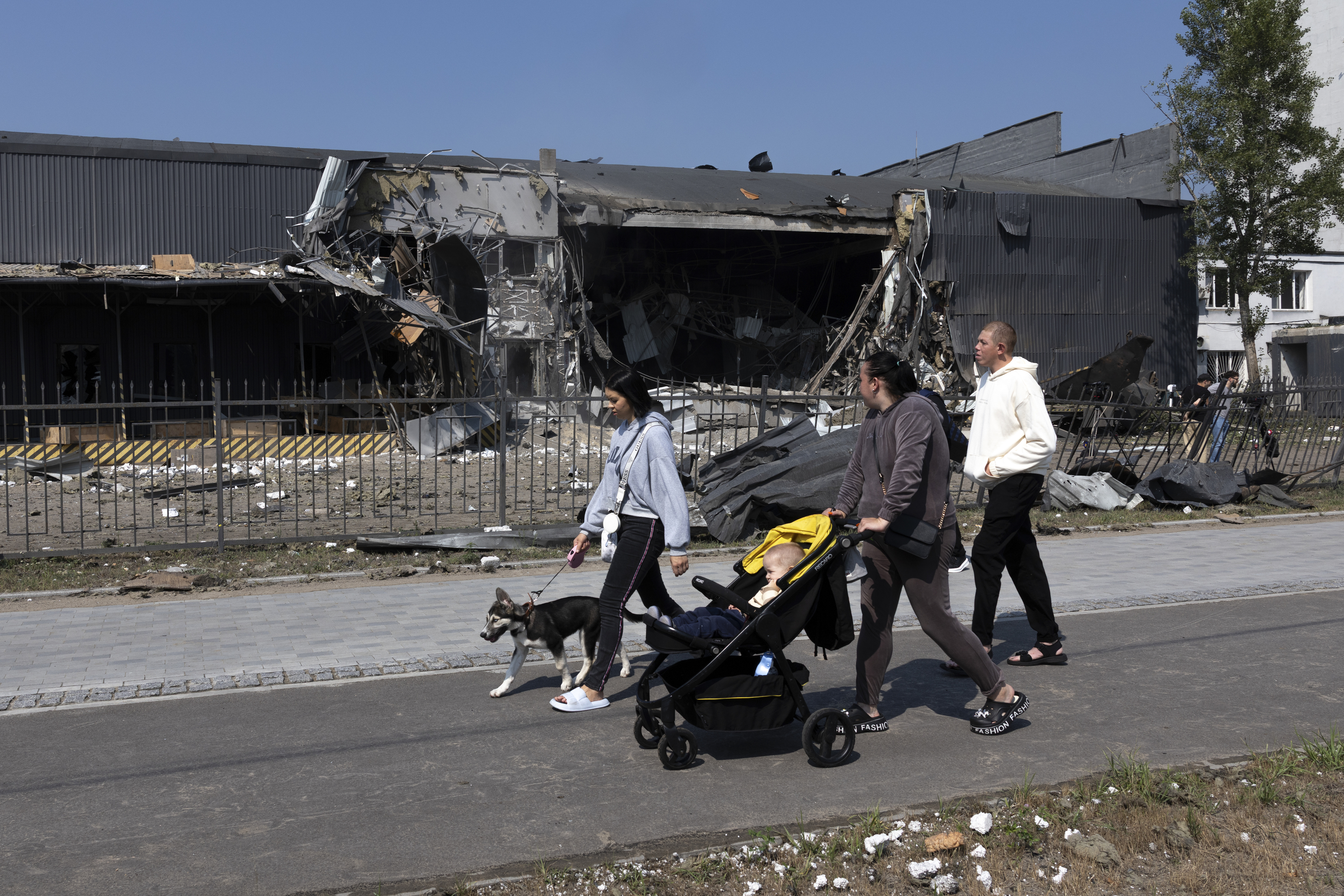 Rusia y Ucrania empujan el conflicto hacia la Edad de Piedra 2 Unos residentes pasan junto a un centro de la empresa Nova Poshta, atacado con misiles balísticos rusos en Kiev.