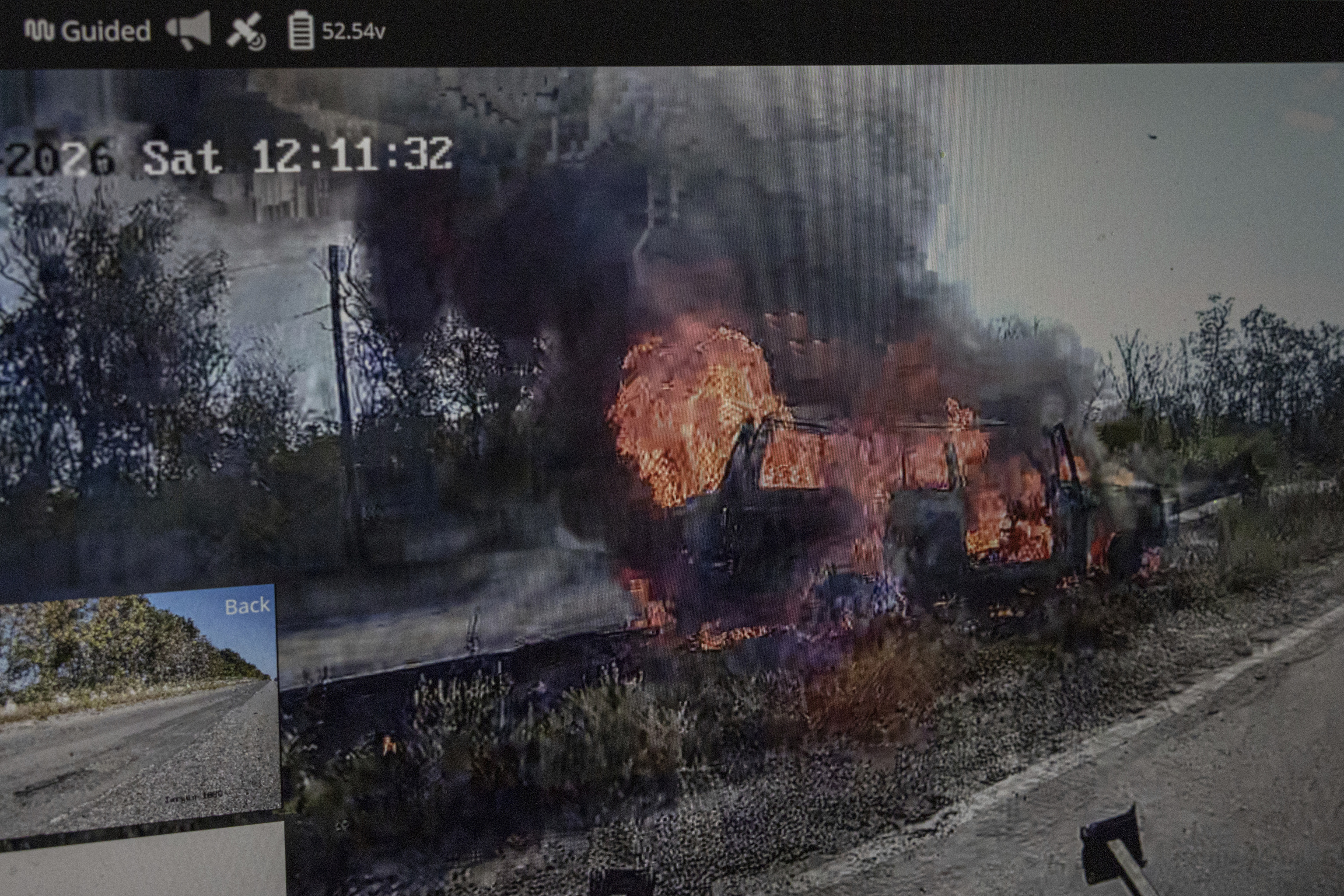 Putin inicia la ofensiva final por el Donbás; denuncian ataques terroristas contra civiles 2 Un vehículo arde en la carretera a Druzhkivka.