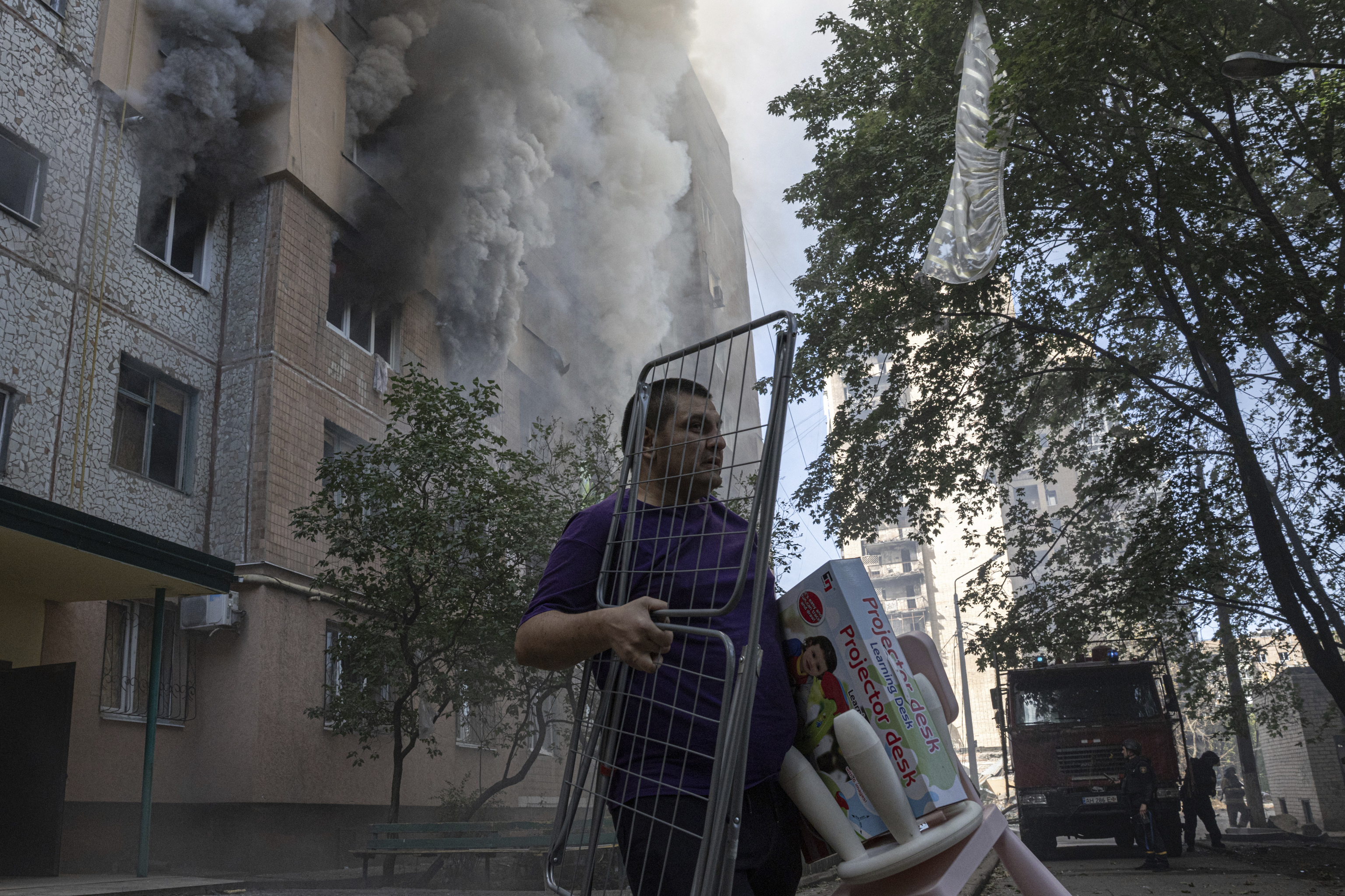 Putin inicia la ofensiva final por el Donbás; denuncian ataques terroristas contra civiles 3 Un hombre salva sus pertenencias tras un ataque ruso.