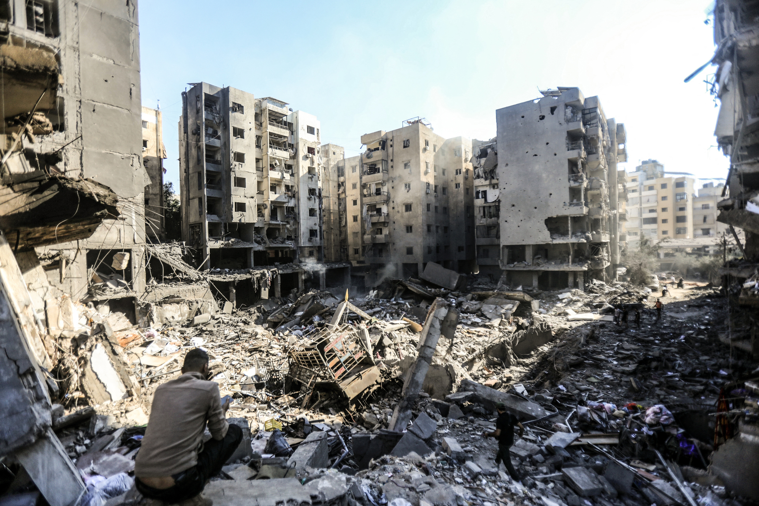 Operación Nuevo Orden: Israel eliminó a Hasan Nasrala 2 Las personas inspeccionan entre los edificios arrasados el 27 de septiembre por ataques israelíes.