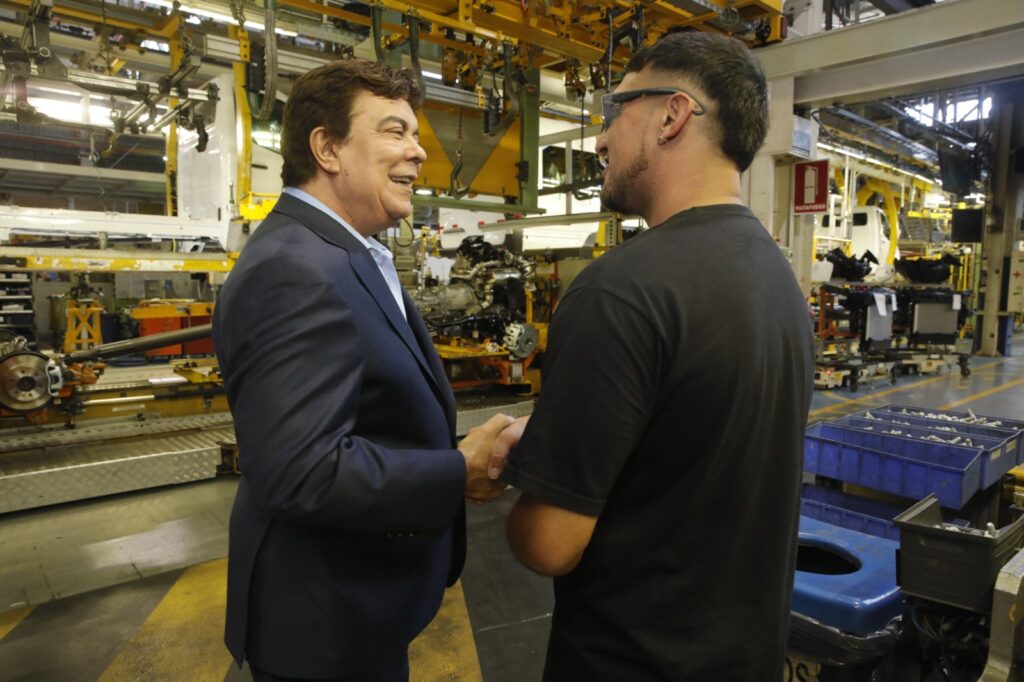 Fernando Espinoza reclama por la industria en su día 4 Fernando Espinoza reclama por la industria en su día