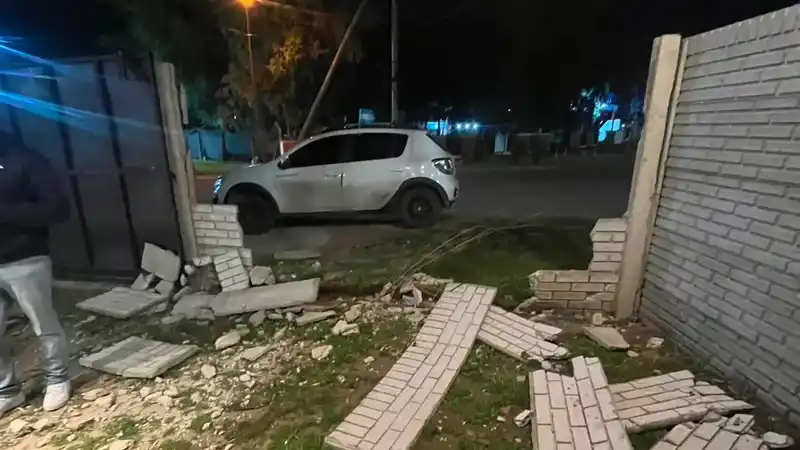 Choca contra muro de iglesia, retrocede y huye 2 Choca contra muro de iglesia, retrocede y huye