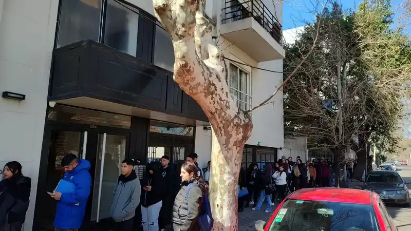 Cientos hacen fila por empleo 2 Cientos hacen fila por empleo