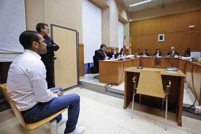 Excompañero de Messi detenido 14 meses, ahora pastor y llegará a Salta en octubre 3 DANI ALVES CUANDO FUE JUZGADO. TRAS PASAR 14 MESES PRESO ACUSADO DE VIOLACION, LO DECLARARON INOCENTE Y LO LIBERARON.