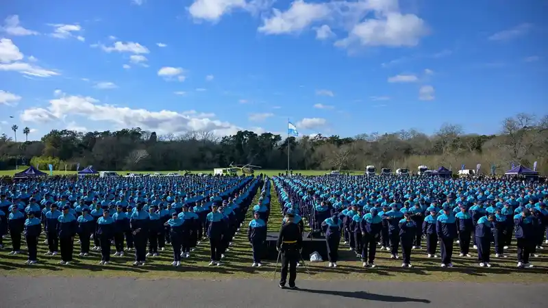 Más de 2.000 cadetes de la policía provincial juraron lealtad a la bandera 2 Más de 2.000 cadetes de la policía provincial juraron lealtad a la bandera