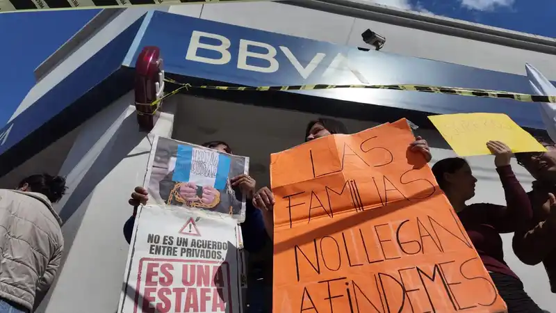 Protesta en Pilar por altas tasas de interés de bancos y billeteras virtuales 2 Protesta en Pilar por altas tasas de interés de bancos y billeteras virtuales