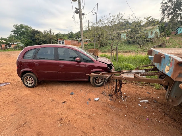 Auto choca contra acoplado estacionado en El Soberbio 2 Auto choca contra acoplado estacionado en El Soberbio