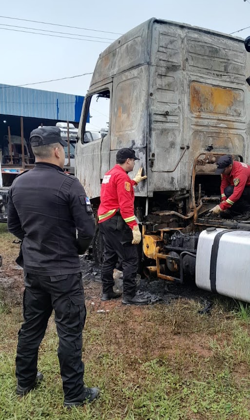 Investigan a dos por incendio intencional de camión en San Vicente 2 Investigan a dos por incendio intencional de camión en San Vicente