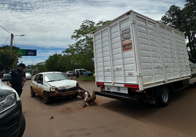 Choque entre auto y camión en San Vicente 2 Choque entre auto y camión en San Vicente