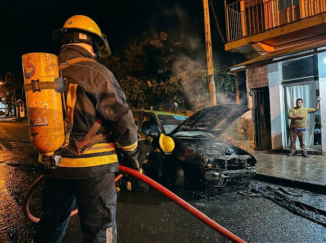 Auto incendiado en San Vicente controlado por bomberos 2 Auto incendiado en San Vicente controlado por bomberos