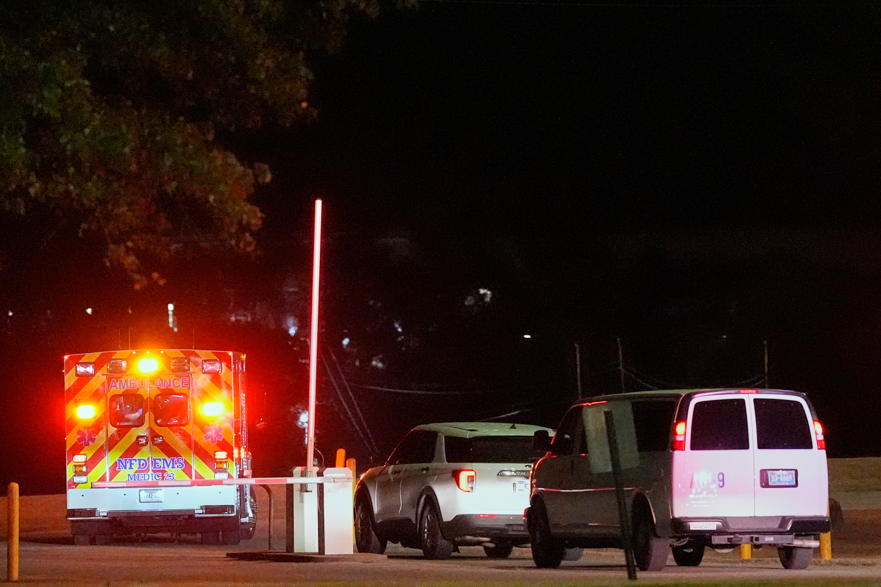 Mujer de Tennessee sobrevive a ejecución tras 30 años en el corredor de la muerte 2 Servicios de emergencia trasladan a Pike a un centro médico.