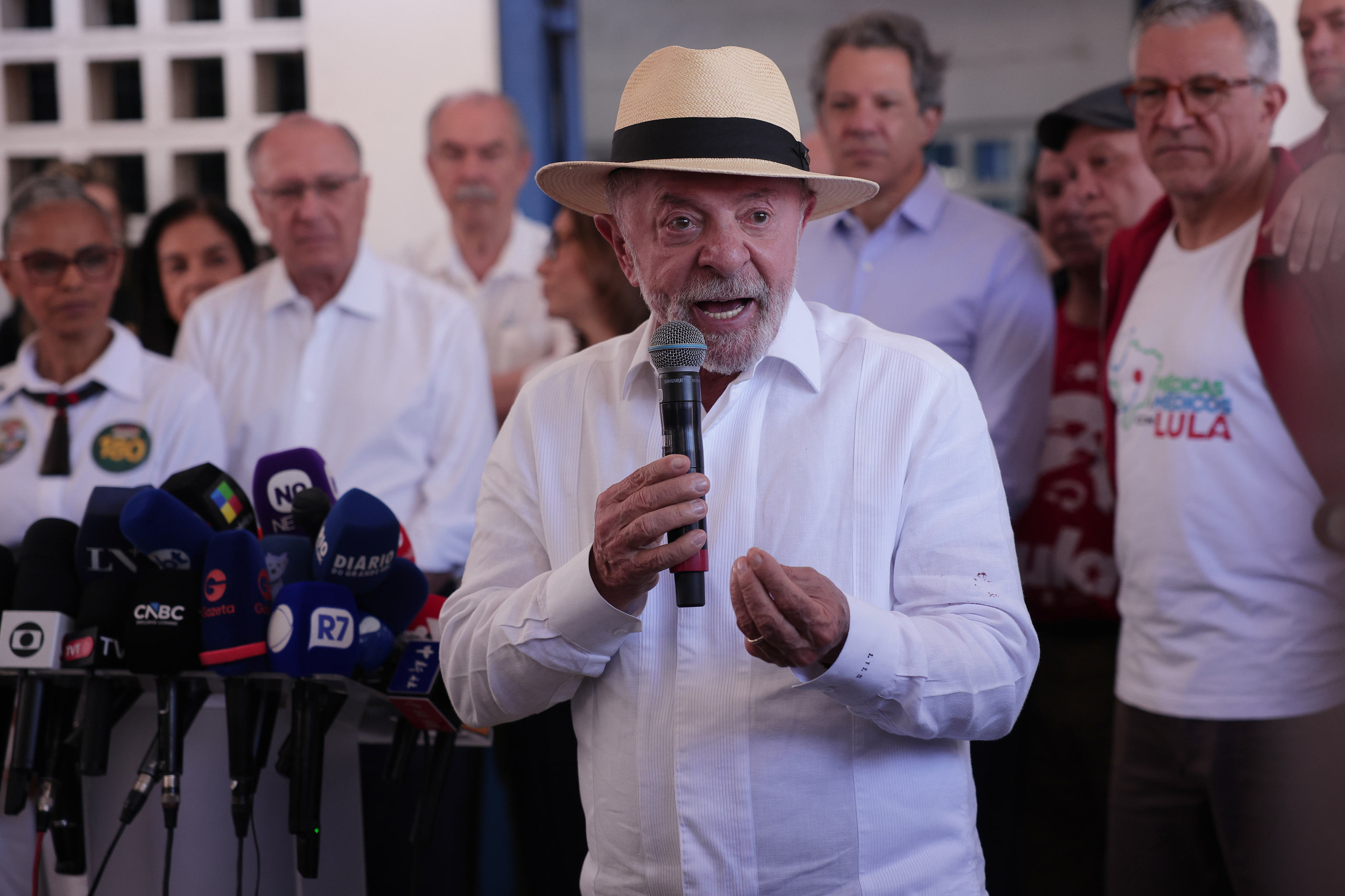 Flávio Bolsonaro supera a Lula en primeros resultados electorales 2 El presidente brasileño, Luiz Inácio da Silva, tras votar en Sao Bernardo do Campo.