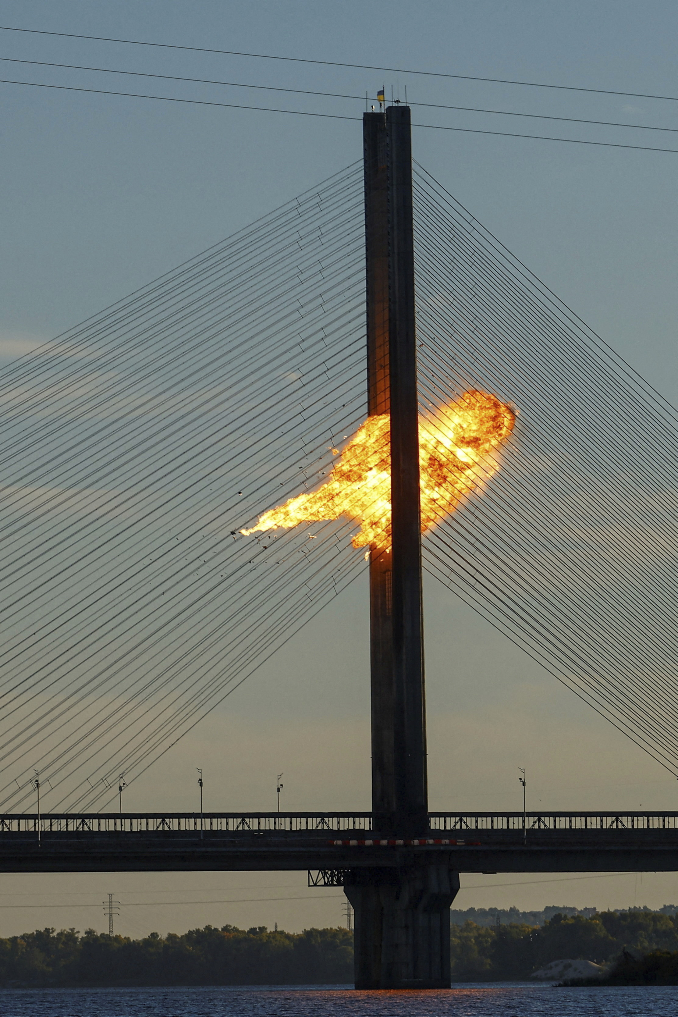 Rusia busca dividir Kiev 2 Un dron ruso impacta contra uno de los puentes de Kiev.