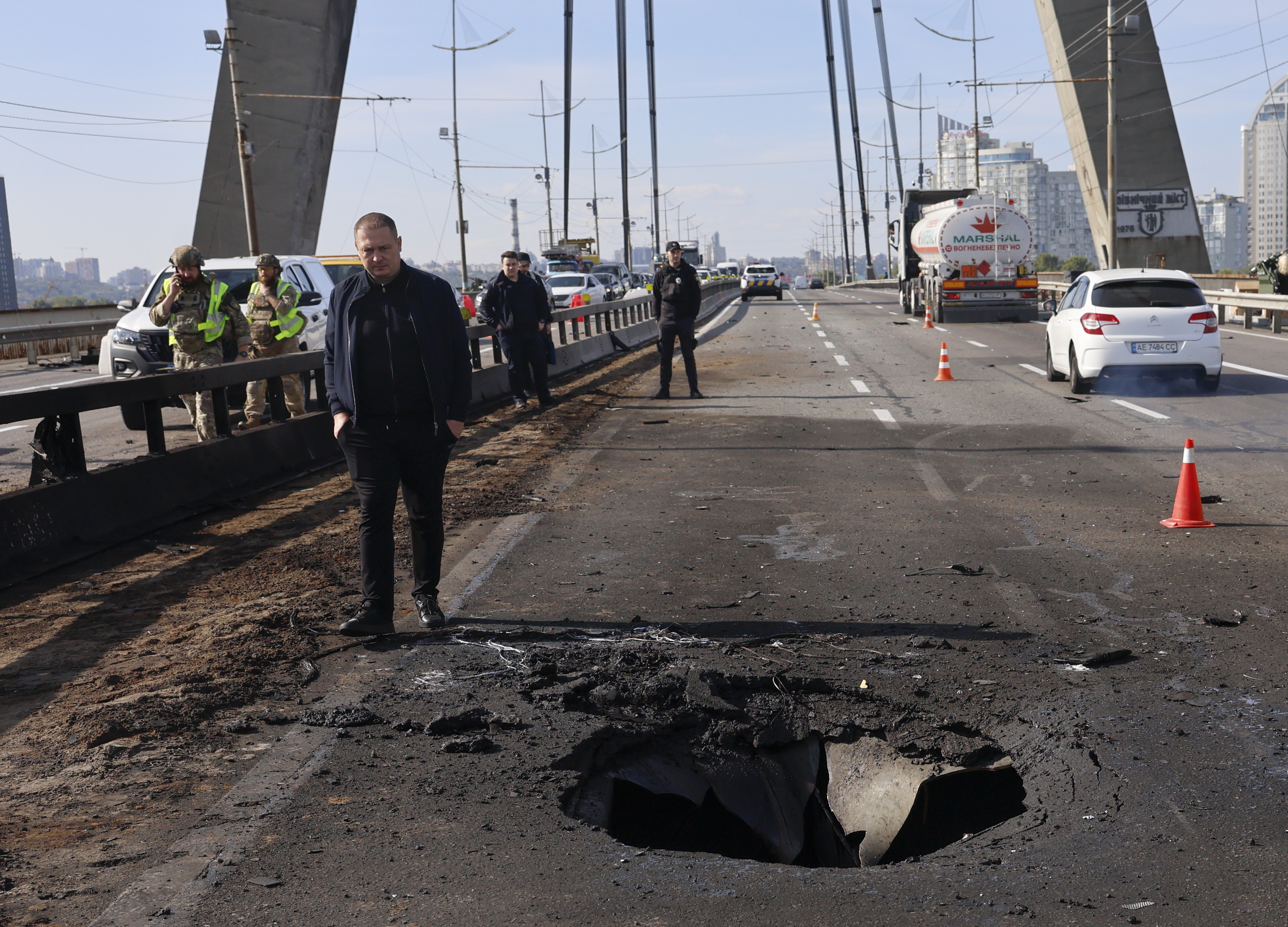 Putin ensaya un invierno de terror en Ucrania 2 Uno de los puentes de Kiev, tras un ataque con drones rusos.