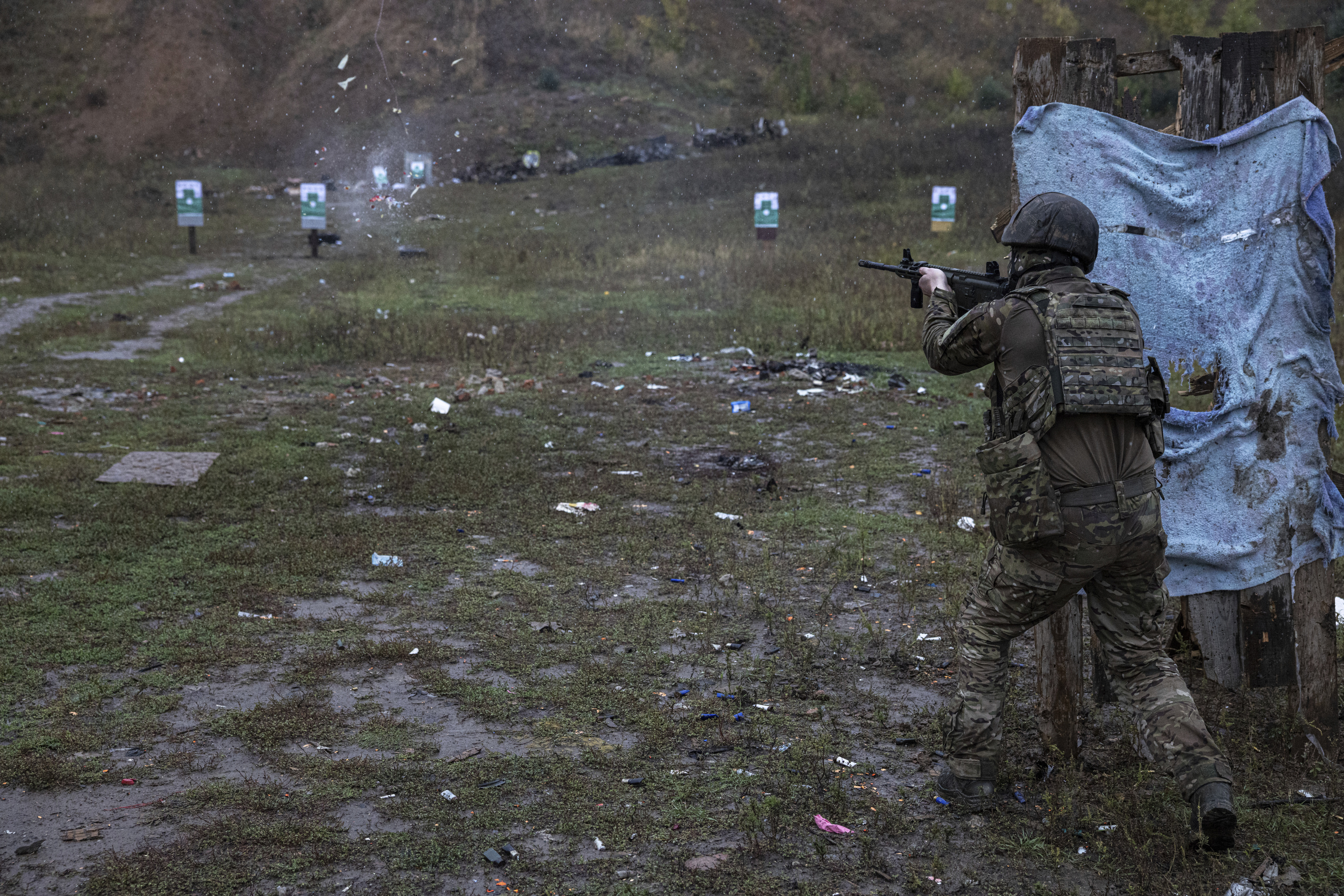 Juegos de guerra para cazar drones 2 Soldados ucranianos realizando tiros contra drones.