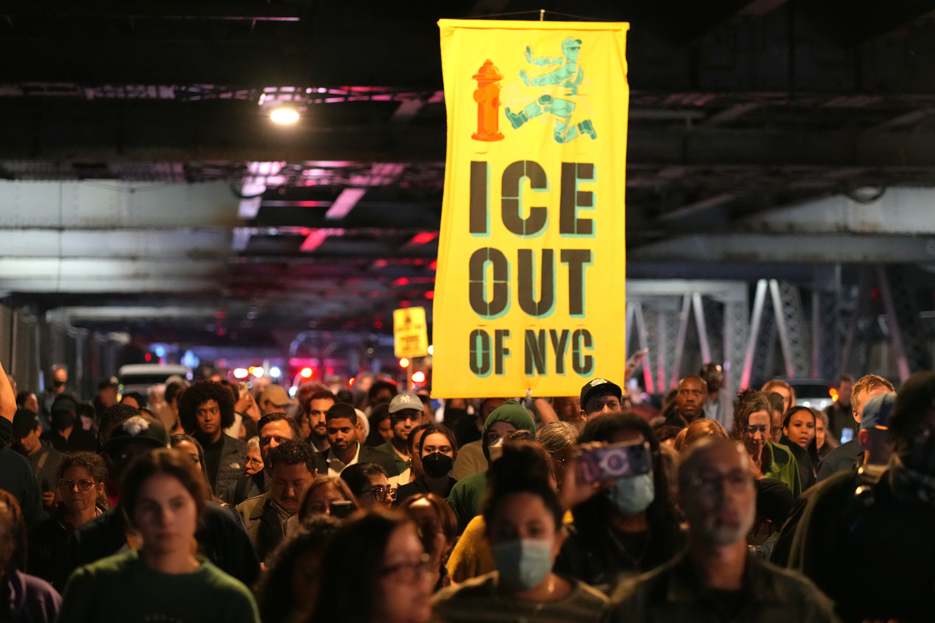 Agente del ICE hiere de bala a hombre en coche con niño de 5 años en Nueva York 2 Un grupo de personas protesta contra los agentes del ICE.