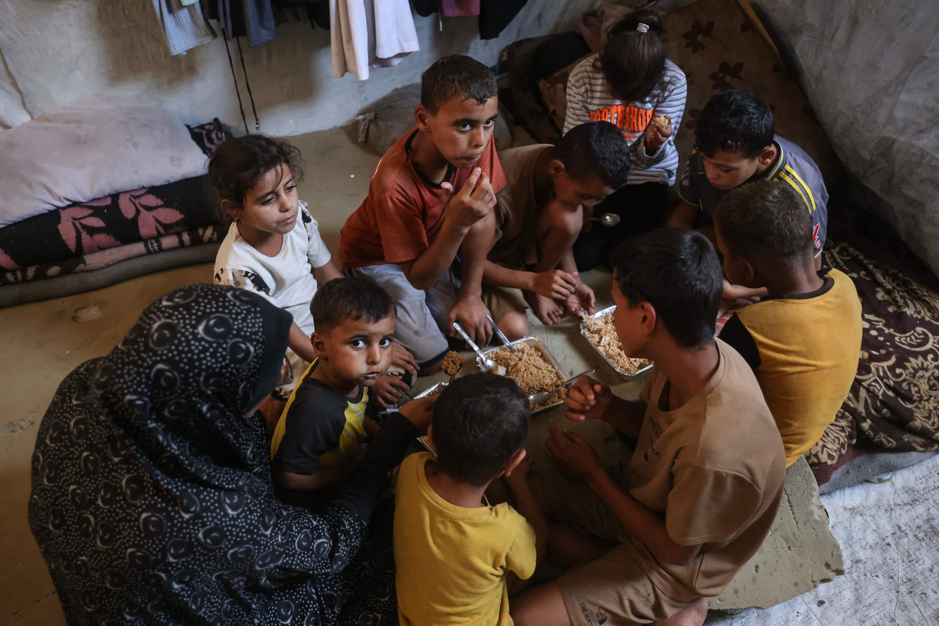 Un año después Gaza sigue enfrentando inseguridad alimentaria 2 Los hijos de Nihaya al Masri, en su tienda de campaña
