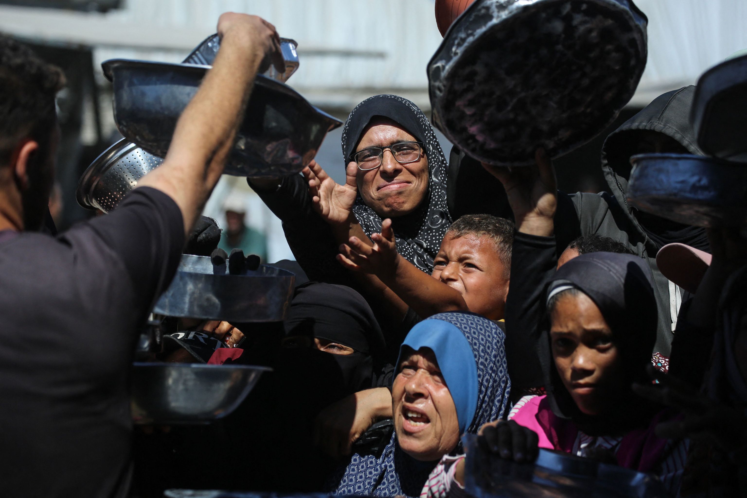 Un año después Gaza sigue enfrentando inseguridad alimentaria 3 Nihaya al Masri pelea por el plato de comida diario de su familia entre otros desplazados
