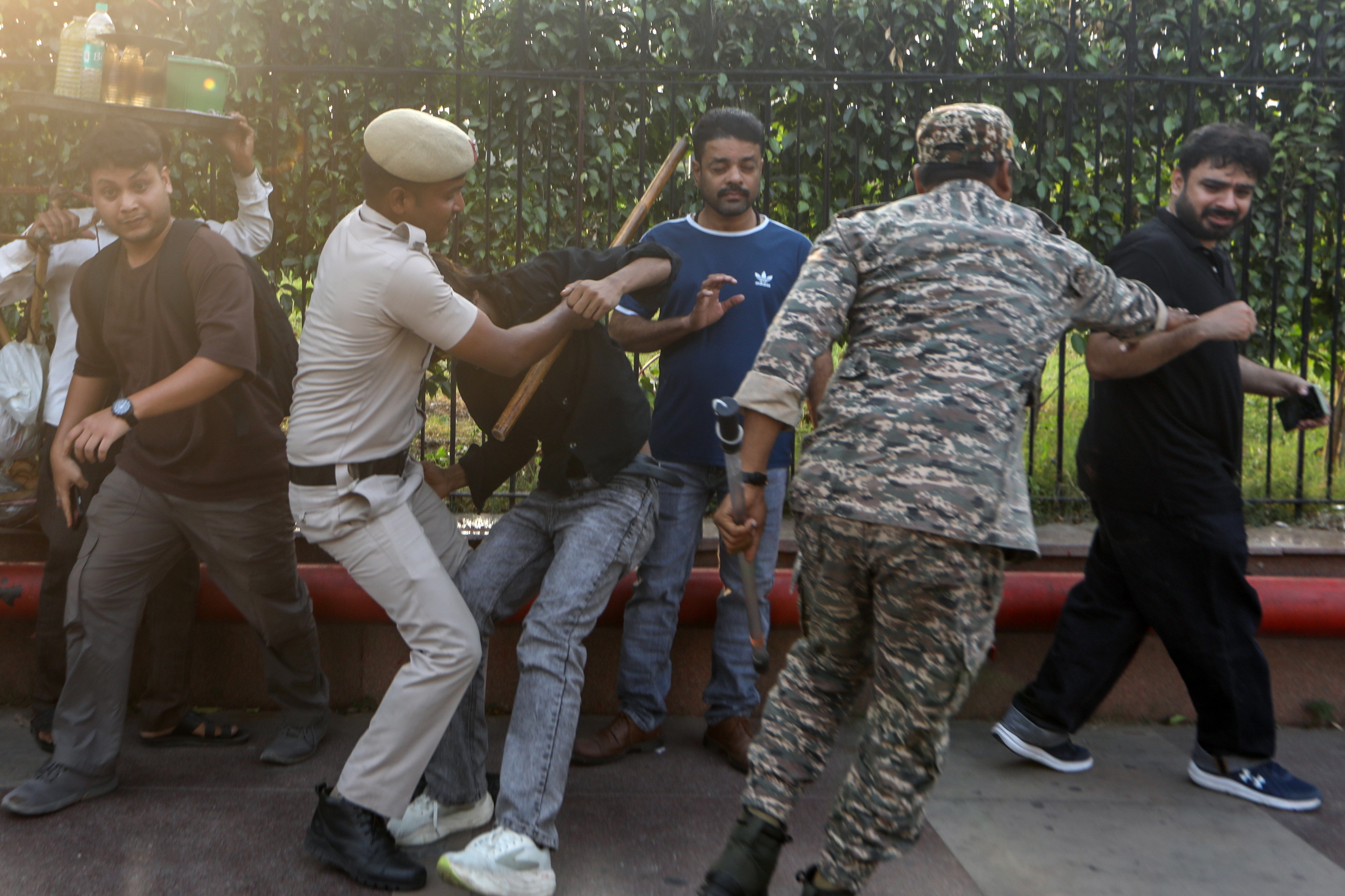 India libera a dirigentes del movimiento Cucarachas que convocan protestas 2 La policía india detiene a manifestantes este sábado en Nueva Delhi.