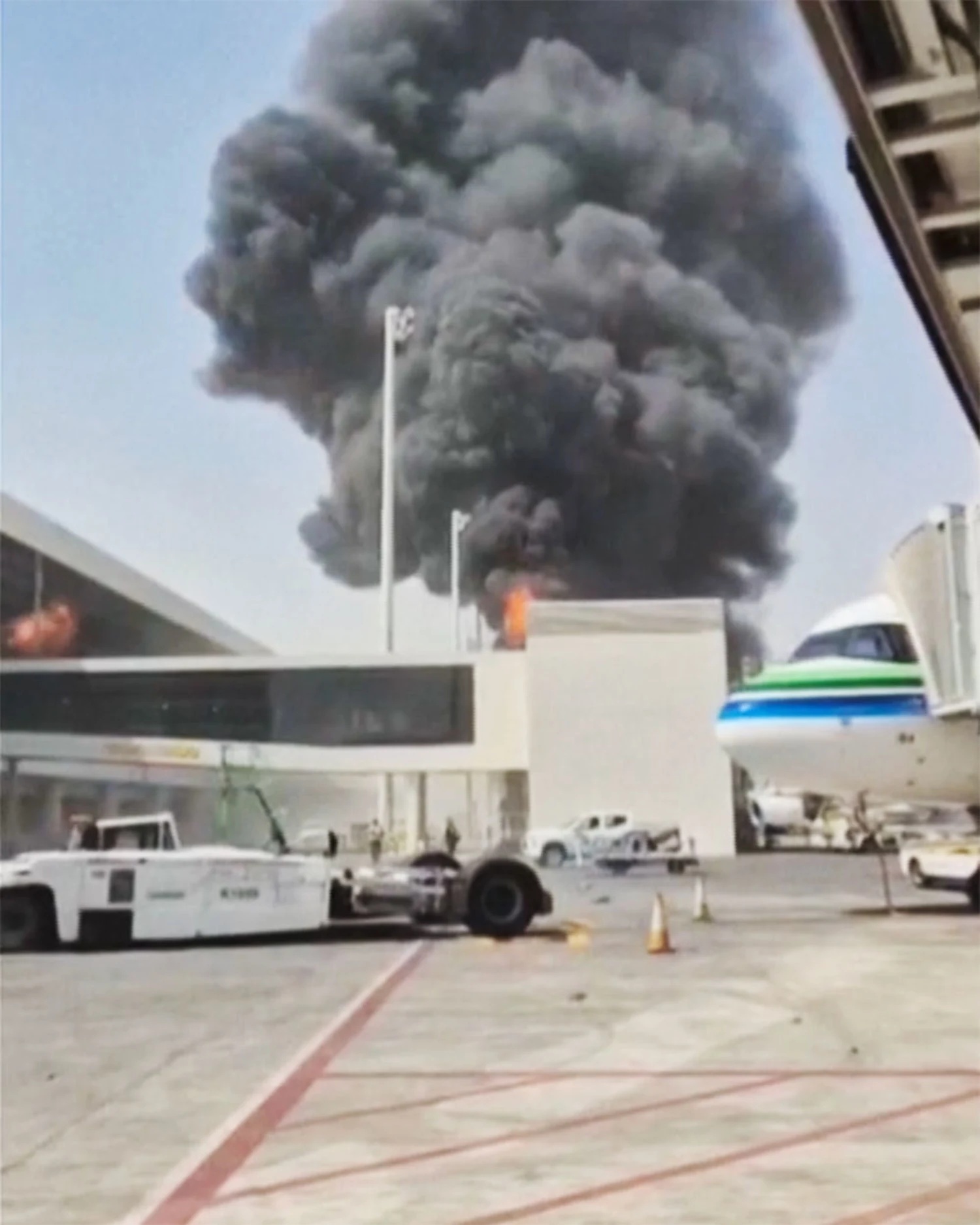 Órdago de los hutíes desafía al príncipe heredero saudí 2 Llamarada en el Aeropuerto Rey Jalid de Riad tras el ataque con misil hutí del sábado.