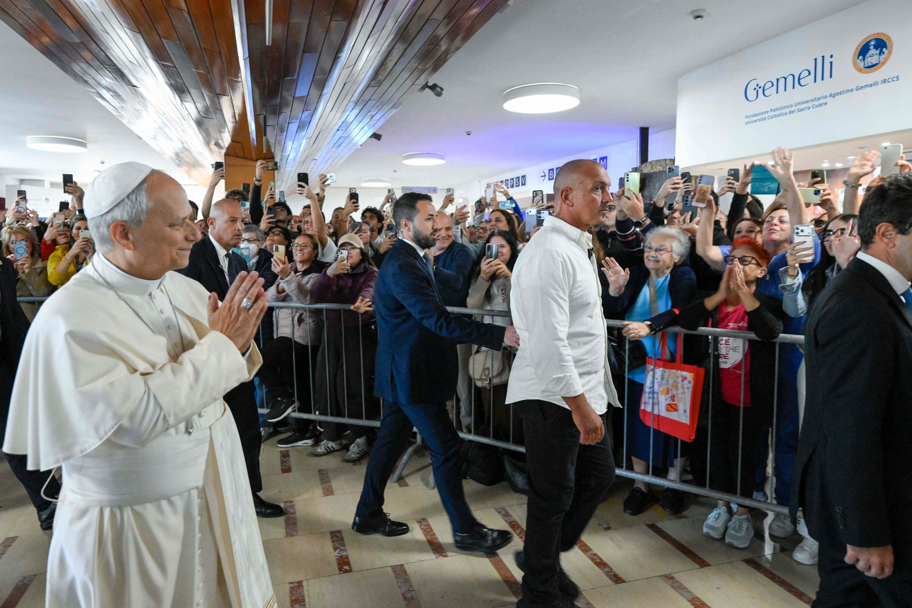 León XIV evoluciona normalmente e inicia fisioterapia respiratoria 2 El Papa, el pasado lunes, al entrar en el hospital.