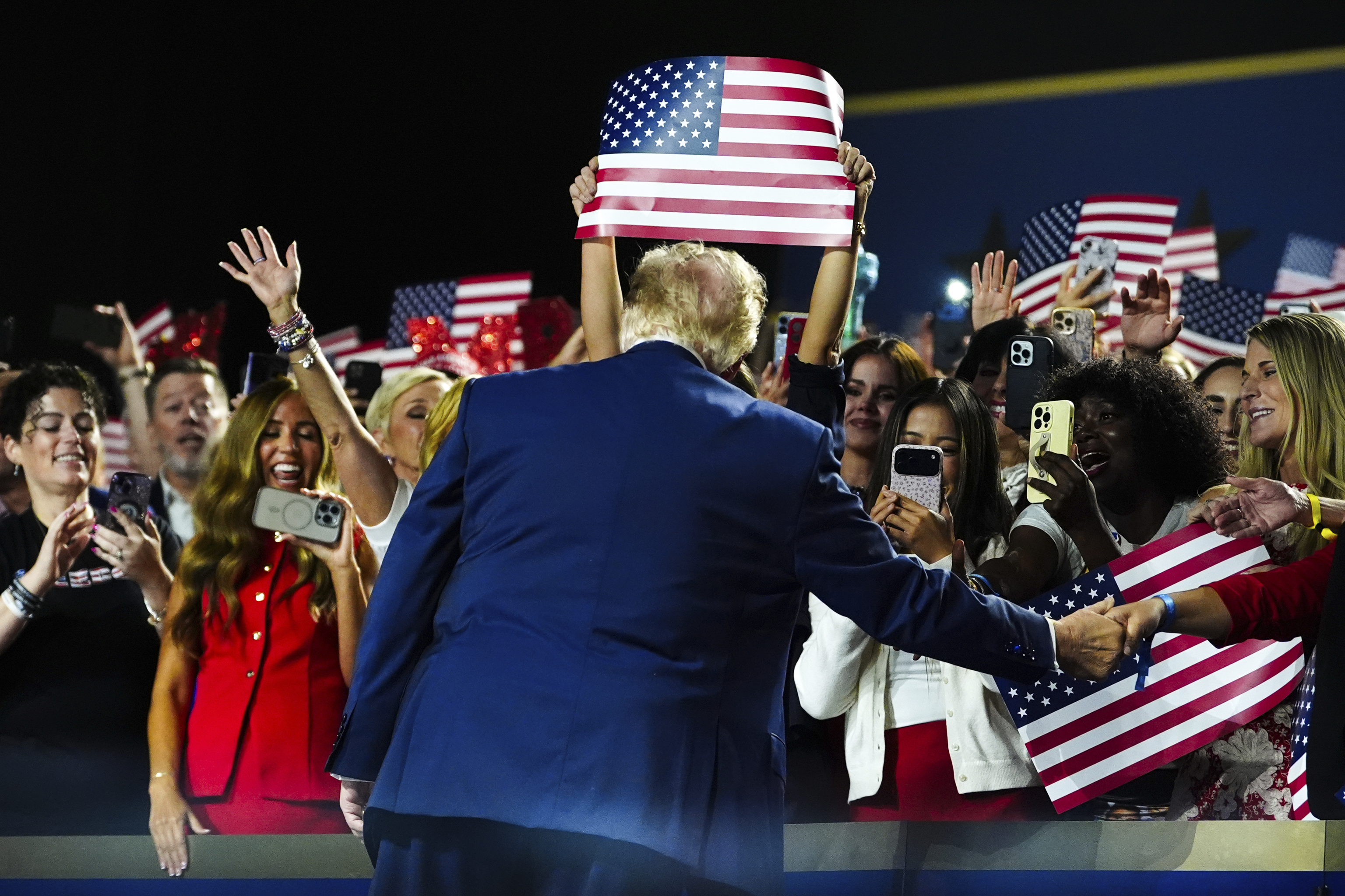 Escenarios para Donald Trump tras las elecciones intermedias 2 El presidente Donald Trump saluda a sus seguidores en la convención republicana del pasado septiembre.