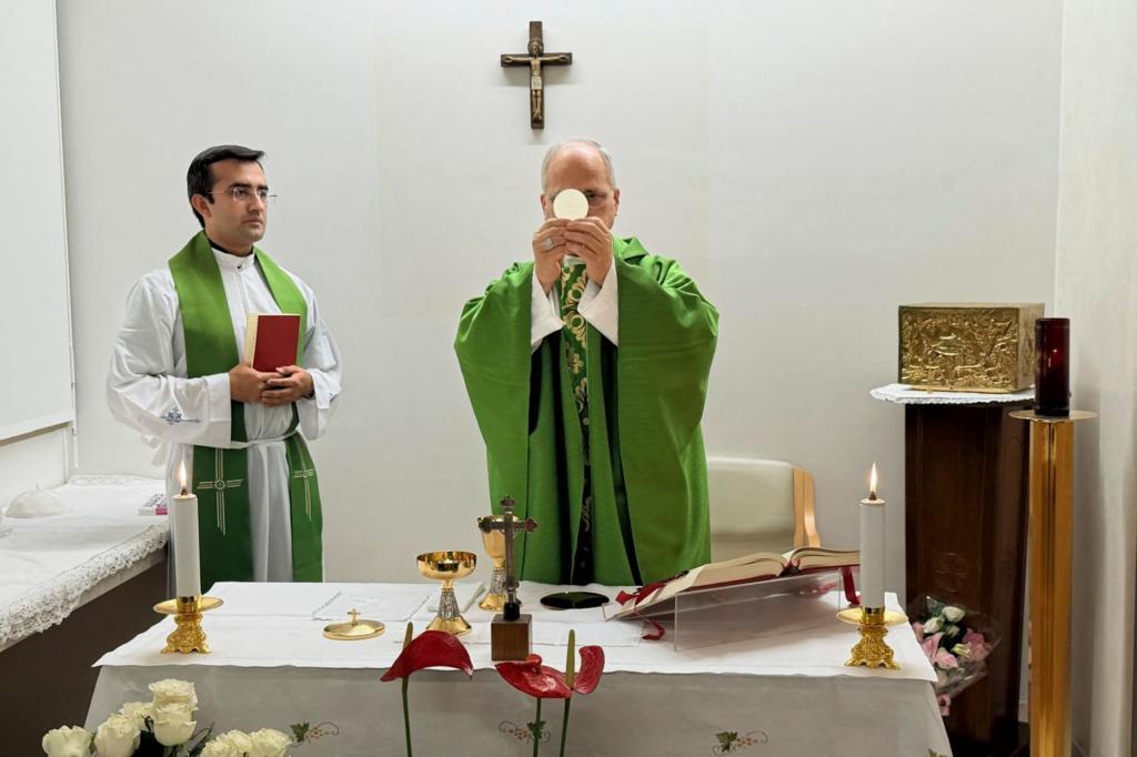 Primera foto del papa tras operación de pulmón oficia misa con su secretario peruano 2 Fotografía, tomada y distribuida el 16 de octubre por Vatican Media, del Papa León XIV oficiando una misa en el Hospital Universitario Gemelli de Roma junto a su secretario personal, Edgar Rimaycuna