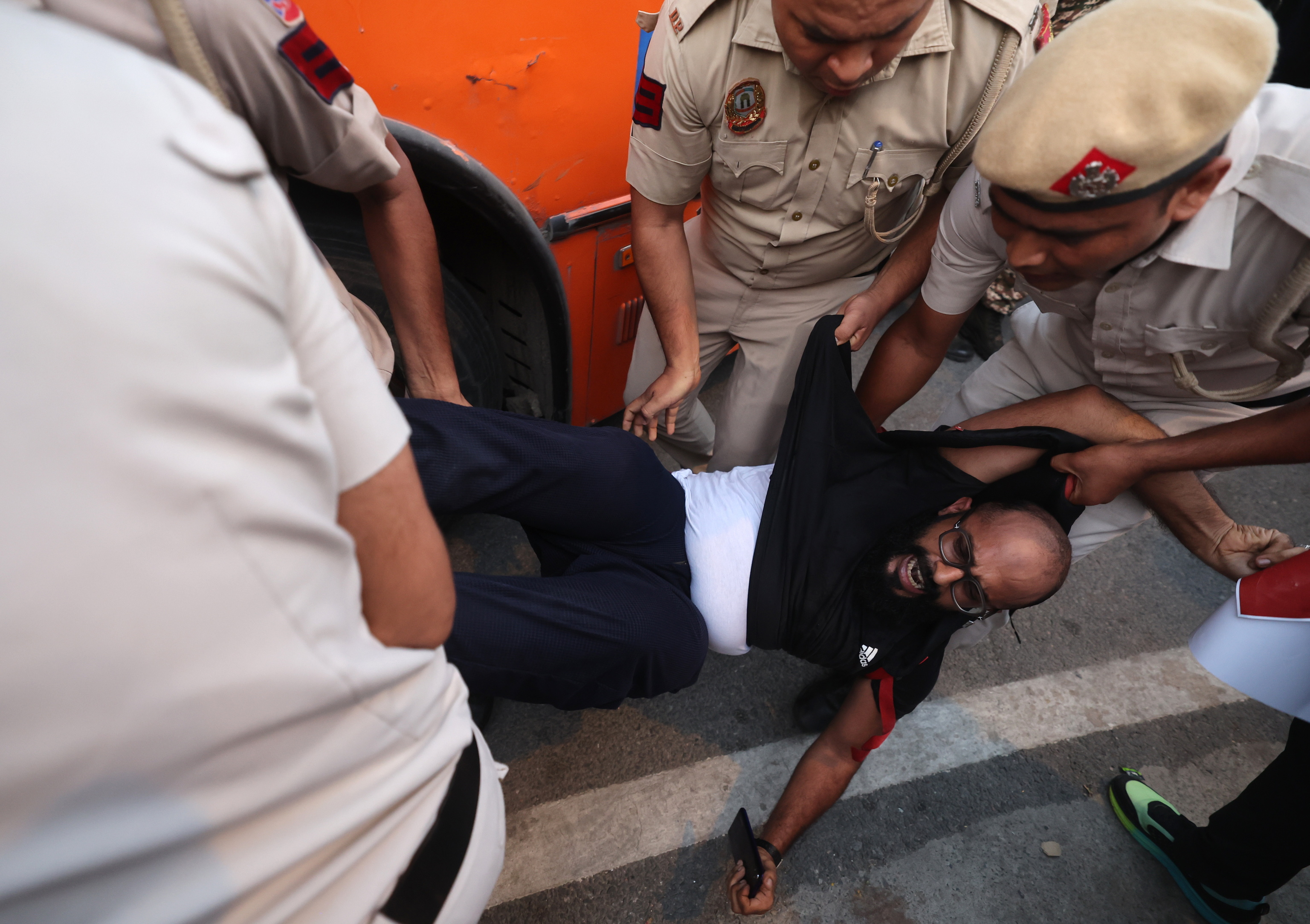 Modi reprime la rebelión de las cucarachas con detenciones 2 La Policía india detiene a otro manifestante durante las últimas protestas.