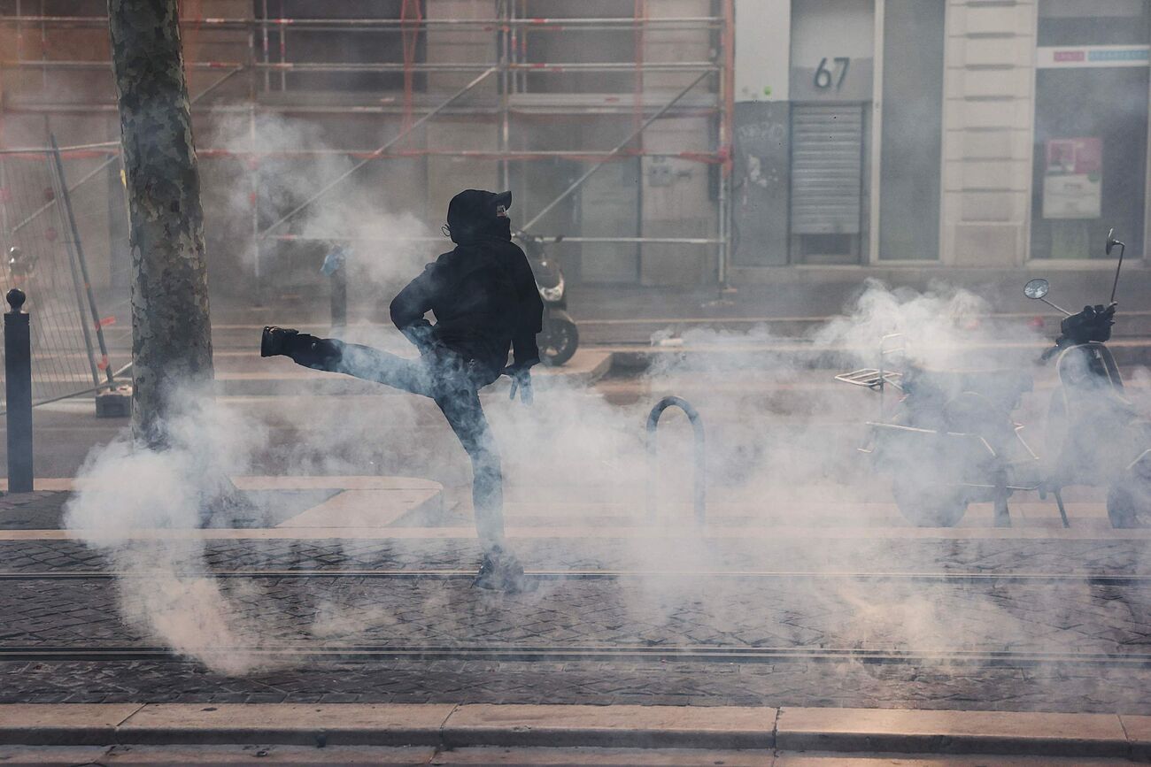 Imágenes de las protestas masivas en Francia 2 La reacción de un estudiante ante el lanzamiento de gases...