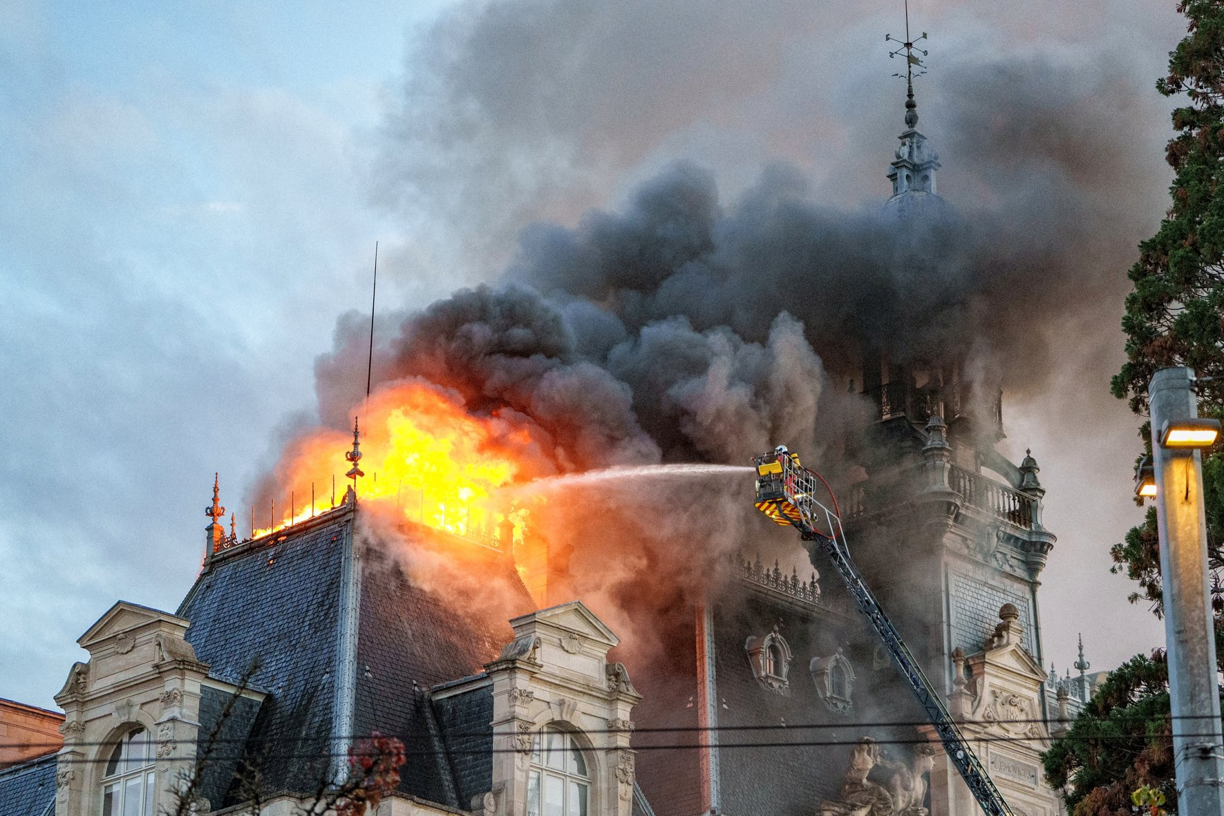 Francia amanece tras protestas violentas: caos y más de 1.200 detenidos 2 El Ayuntamiento Limoges, un edificio declarado monumento histórico y construido en el último cuarto del siglo XIX, prácticamente destruido por un incendio provocado.