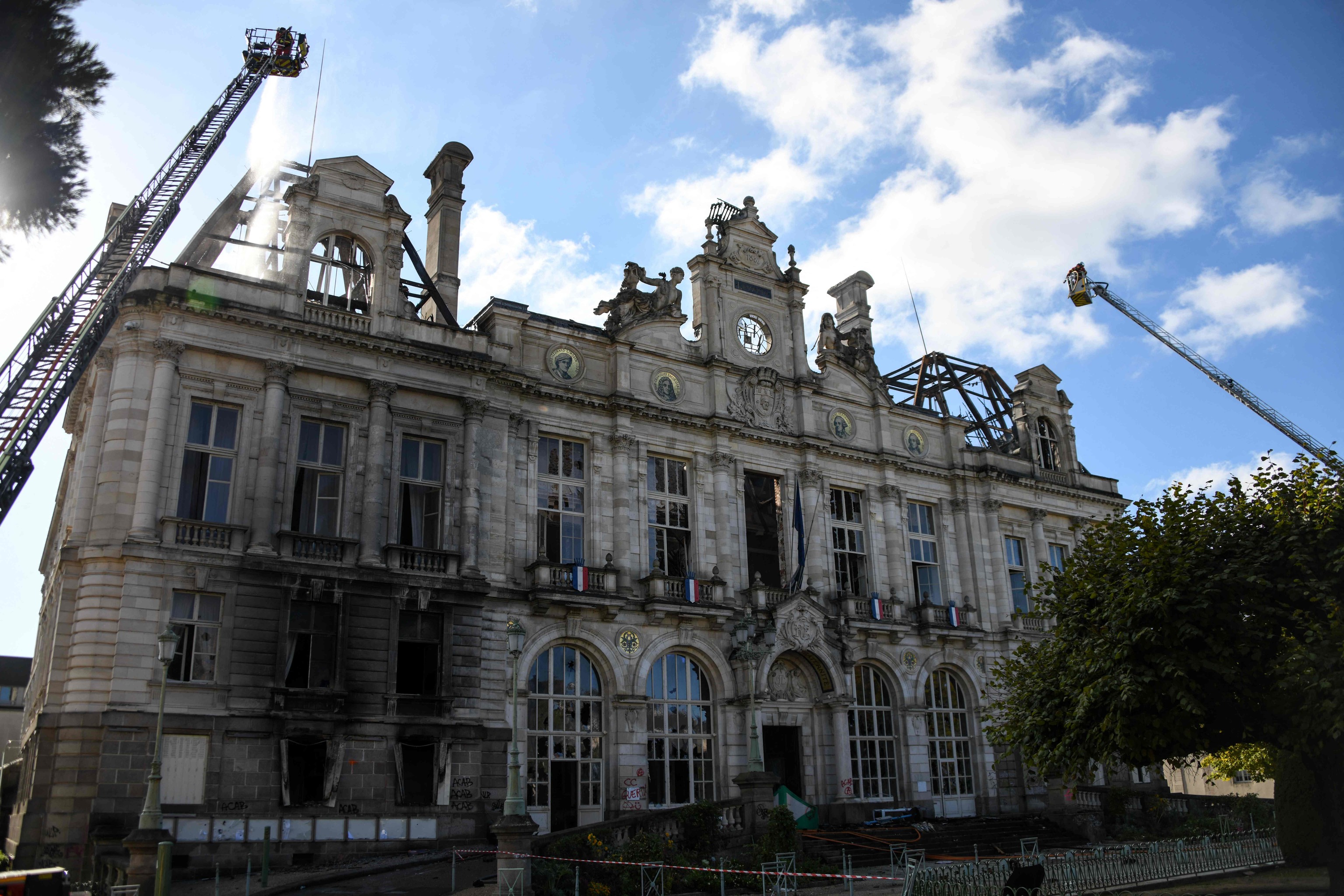 Macron promete ser implacable tras fin de semana de violencia extrema en Francia 2 La fachada quemada del ayuntamiento de Limoges.