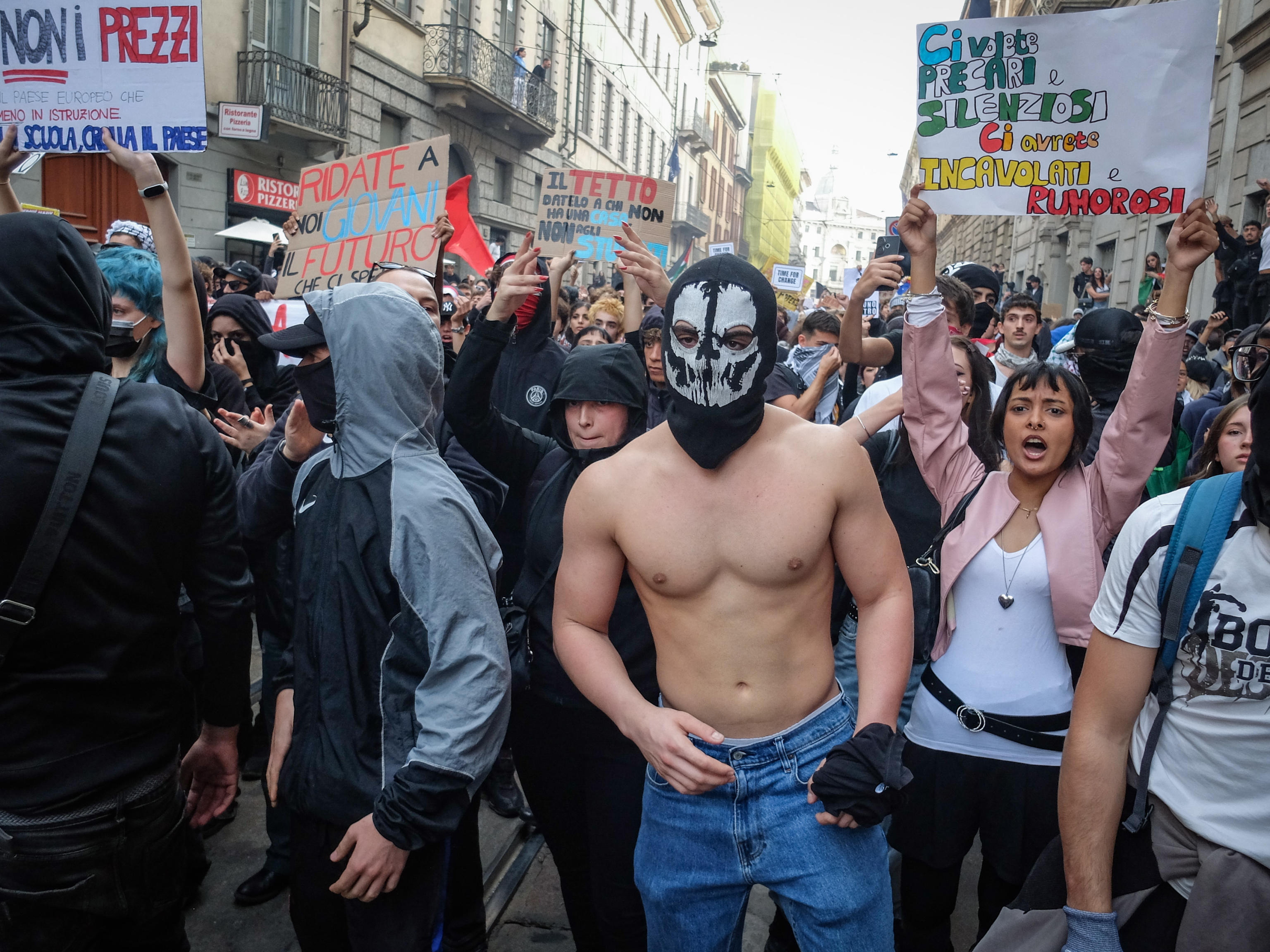 Baby Gang de Milán que aterroriza a la policía 2 Manifestantes, este sábado, en las calles de Milán.