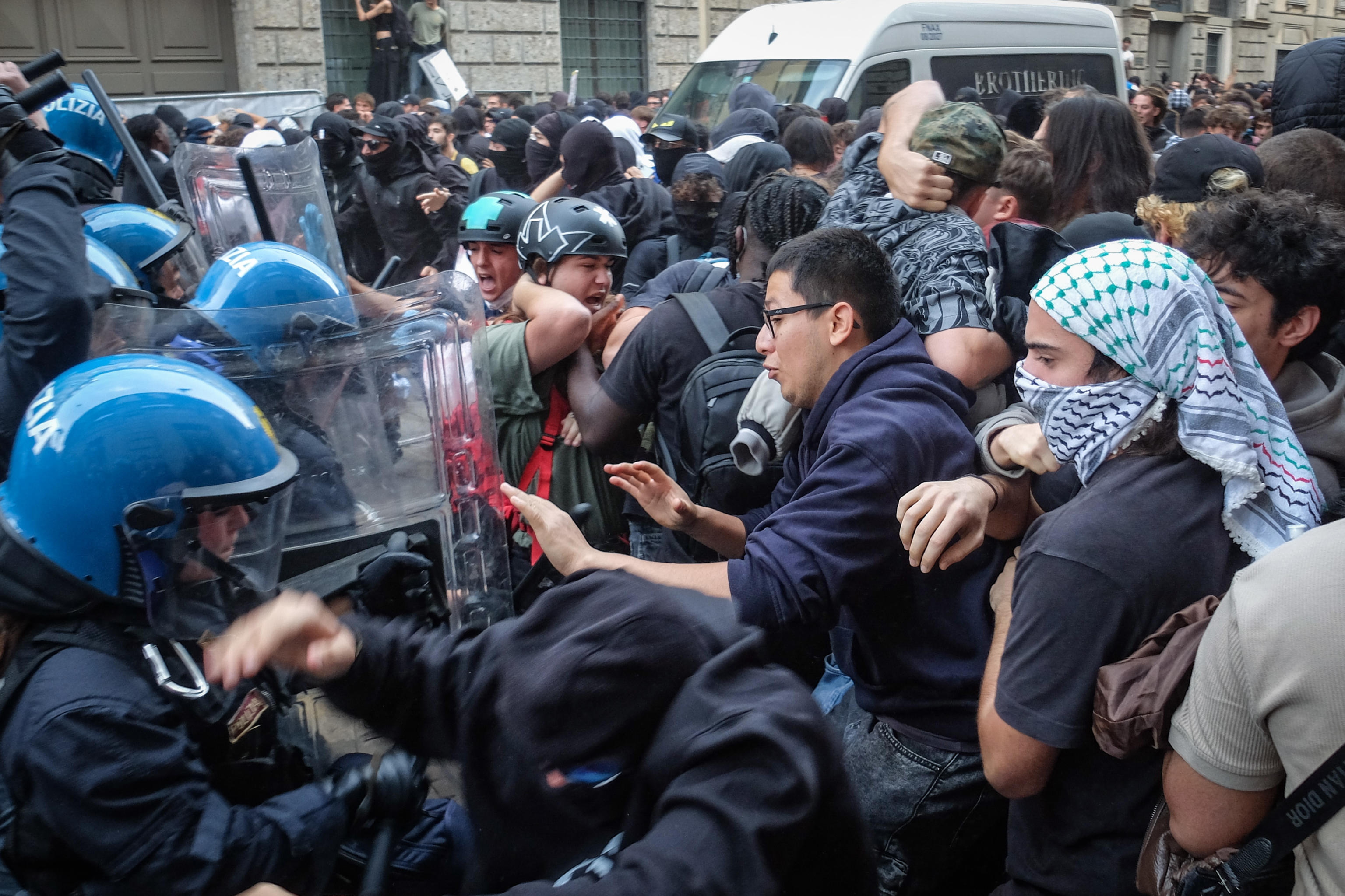 Baby Gang de Milán que aterroriza a la policía 3 Manifestantes y policía se enfrentan este sábado en Milán.