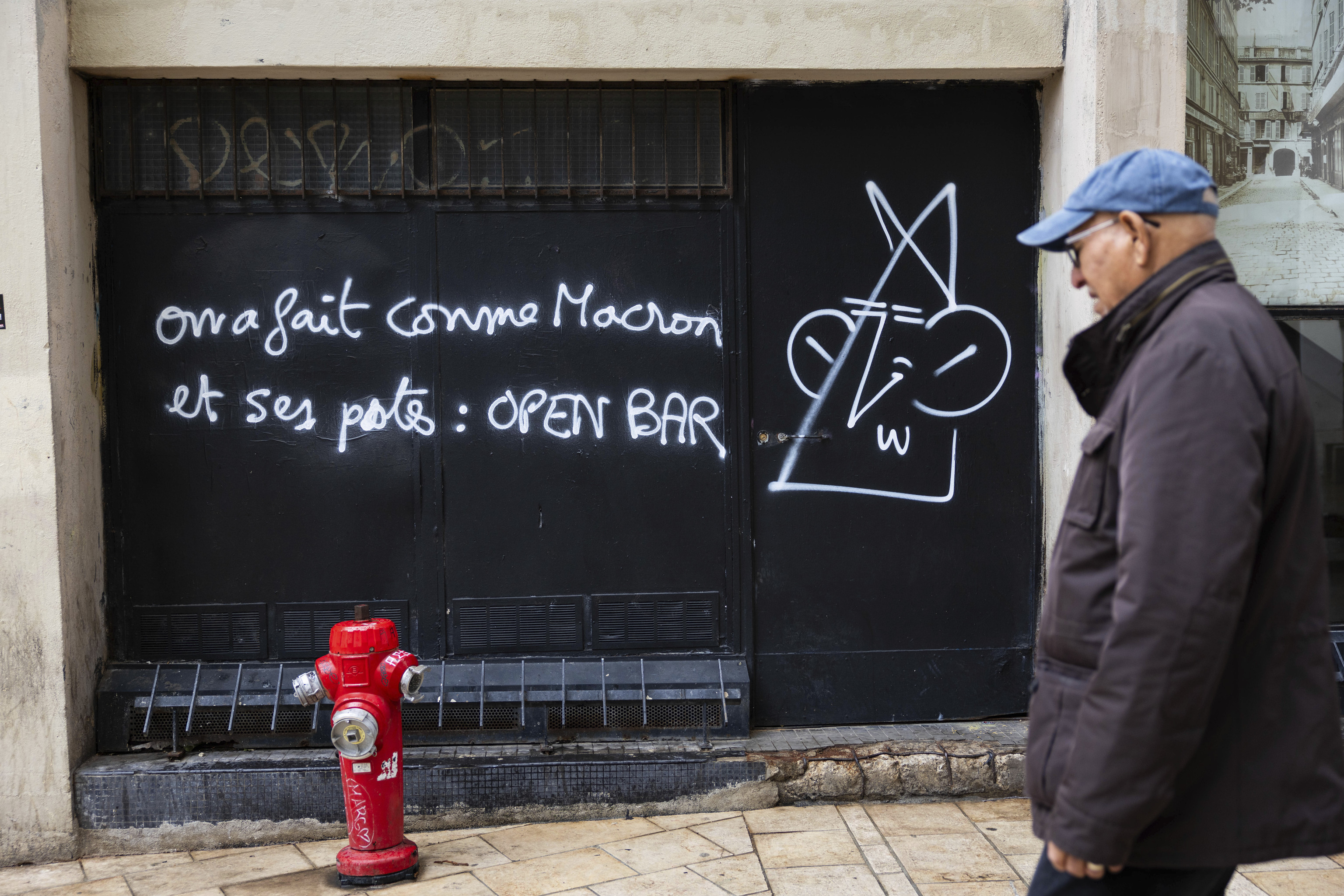 Pequeños comercios de Marsella temen segunda ola de saqueos 4 Una pintada sobre un local cargando contra el Gobierno de Francia.