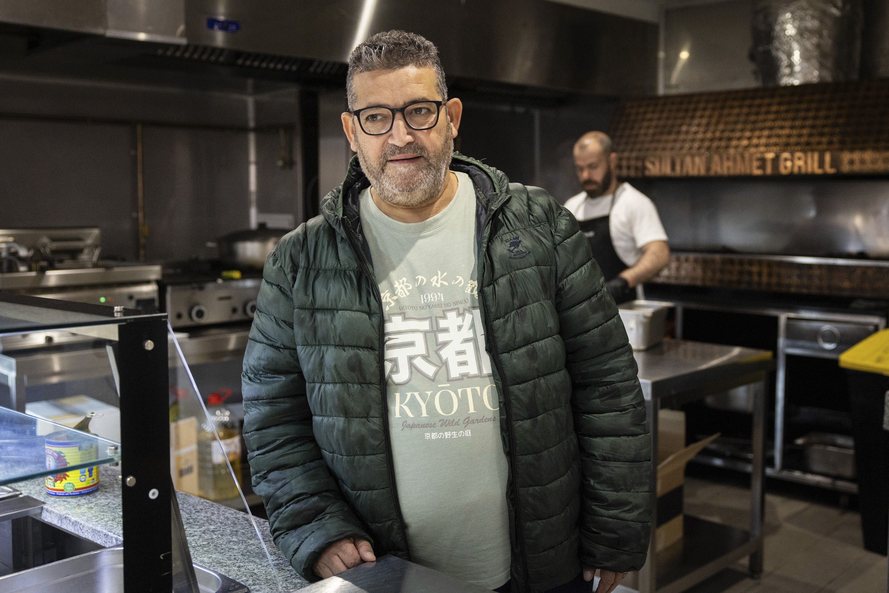 Pequeños comercios de Marsella temen segunda ola de saqueos 2 Karim, detrás de la barra de su establecimiento, que cerrará el fin de semana.
