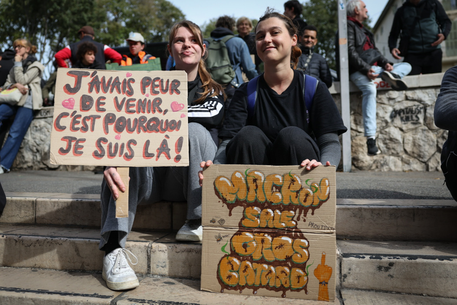 Comerciantes de la zona cero de Marsella sufren doble pena 2 Dory y Mira dos jóvenes que acuden a las protestas contra el Gobierno francés