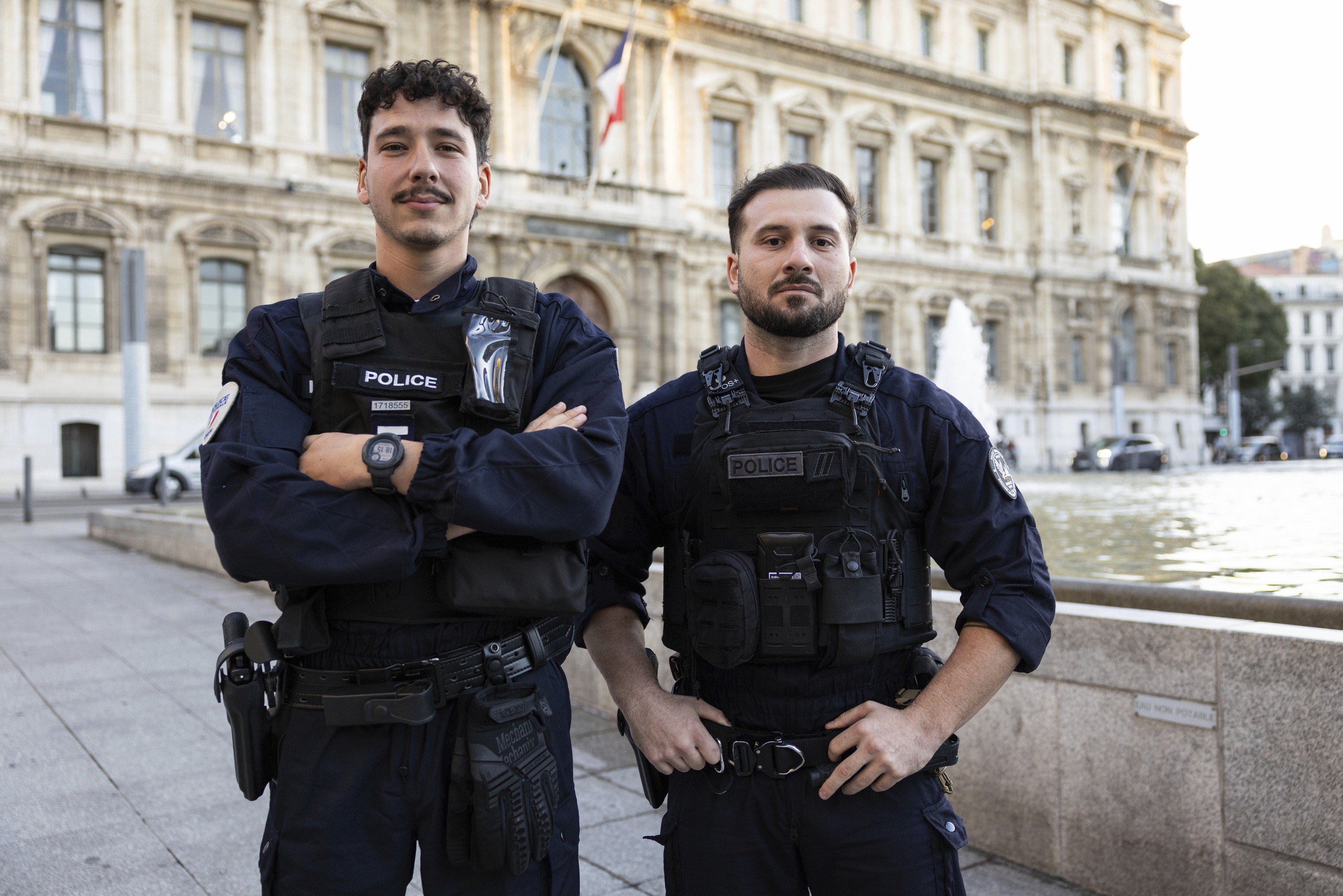 Comerciantes de la zona cero de Marsella sufren doble pena 3 Xavier y Corentin, dos policías nacionales que están de servicio durante los disturbios