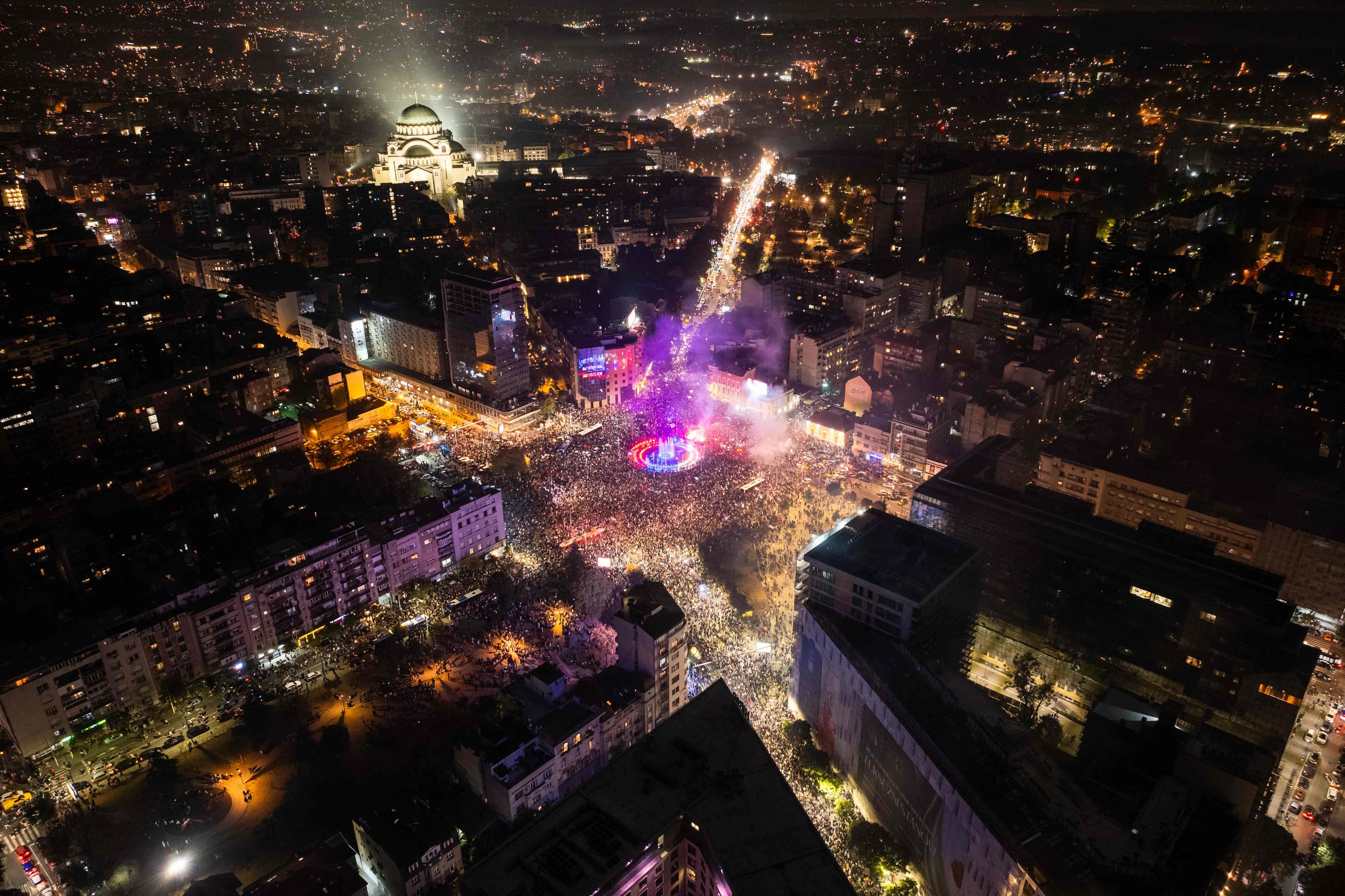 Lista Estudiantil arrasa al modelo de Aleksandar Vucic en Serbia 2 Fotografía aérea muestra a los seguidores de la Lista Estudiantil reunidos en la plaza Slavija de Belgrado, el domingo, mientras celebran la victoria en las elecciones.