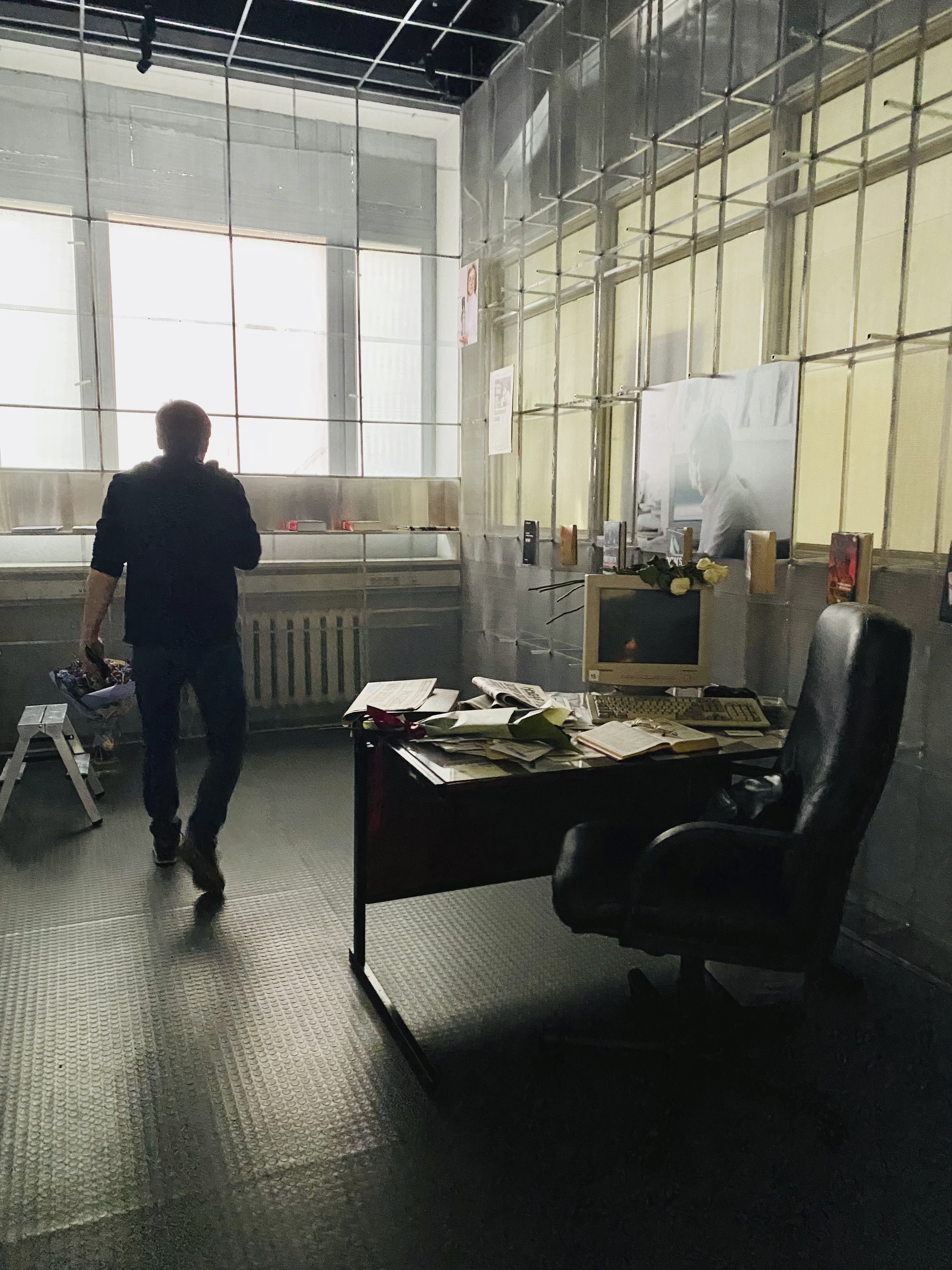 Novaya Gazeta cierra tras tres décadas de investigación y acoso del Kremlin 2 El escritorio de Politkovskaya, convertido en una zona museo.